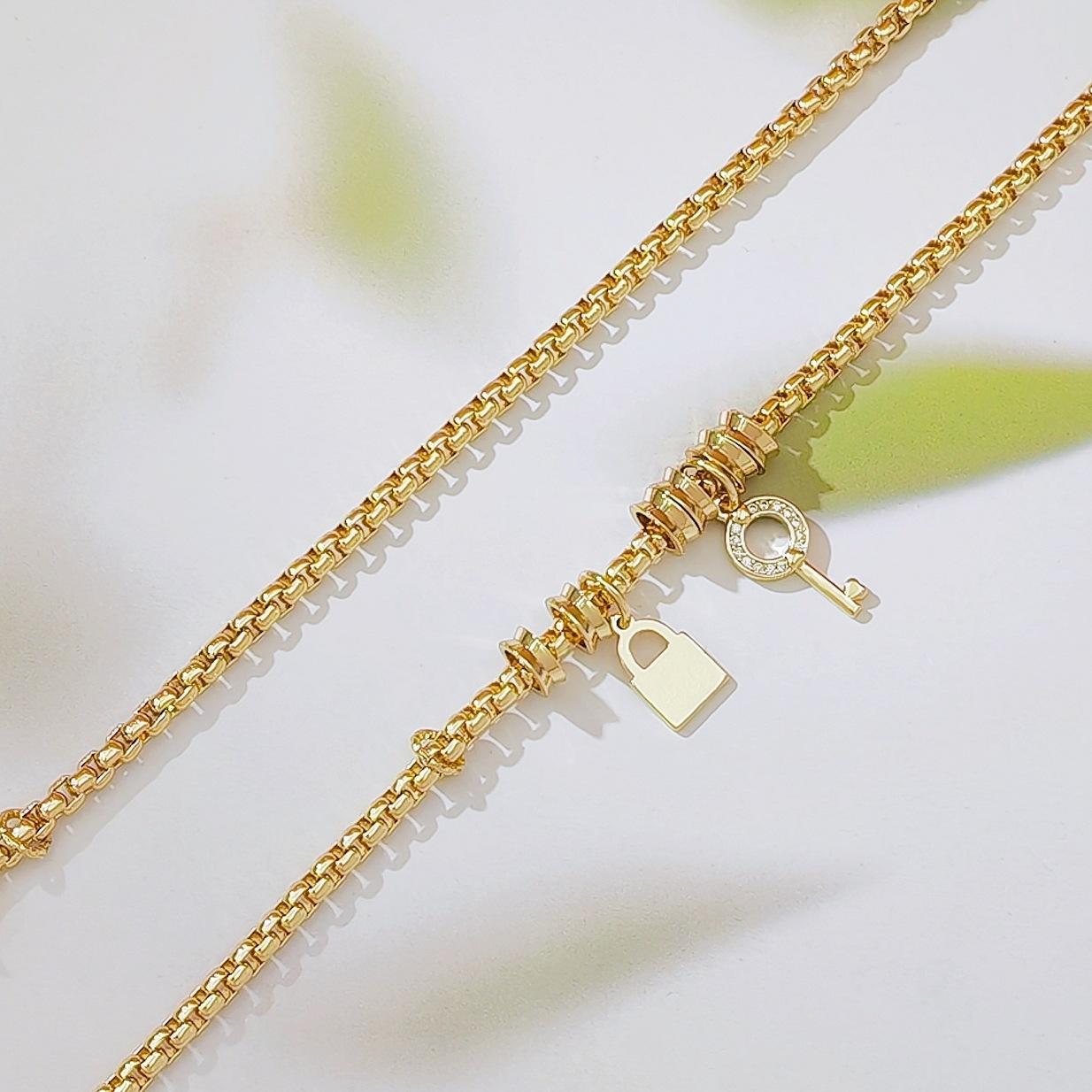 New European & American Lock and Key Pendant Gold Chain Bracelet, Fashion Light Luxury Jewelry for Women, Elegant High-End Design