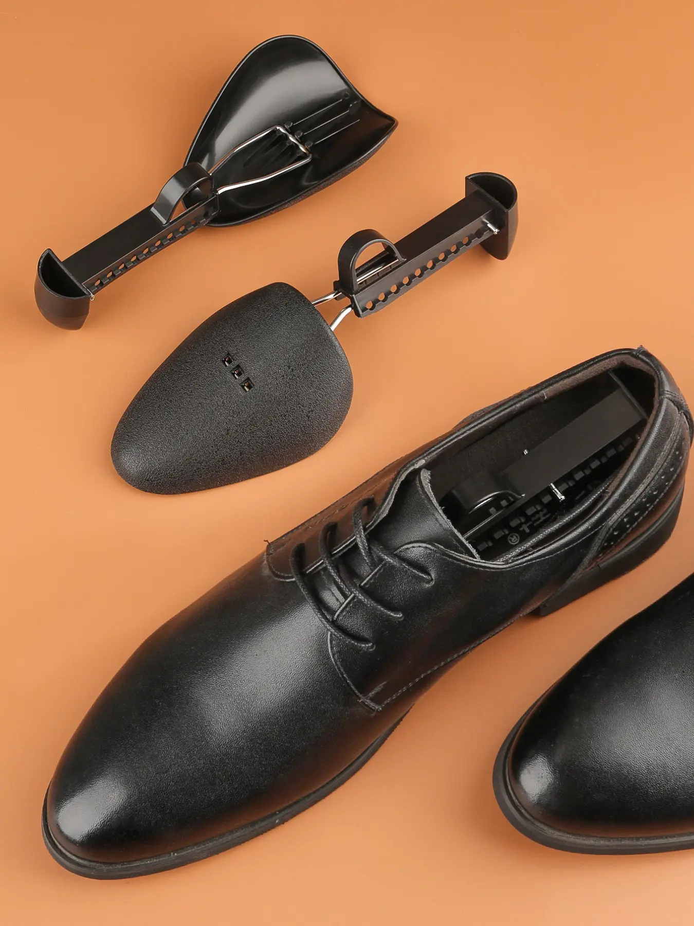 Adjustable Plastic Shoe Tree for Men and Women, Plain Design, All Seasons, Anti-Wrinkle Shape Retainer Shoe Shaper for Leather and Sports Shoes, Footwear