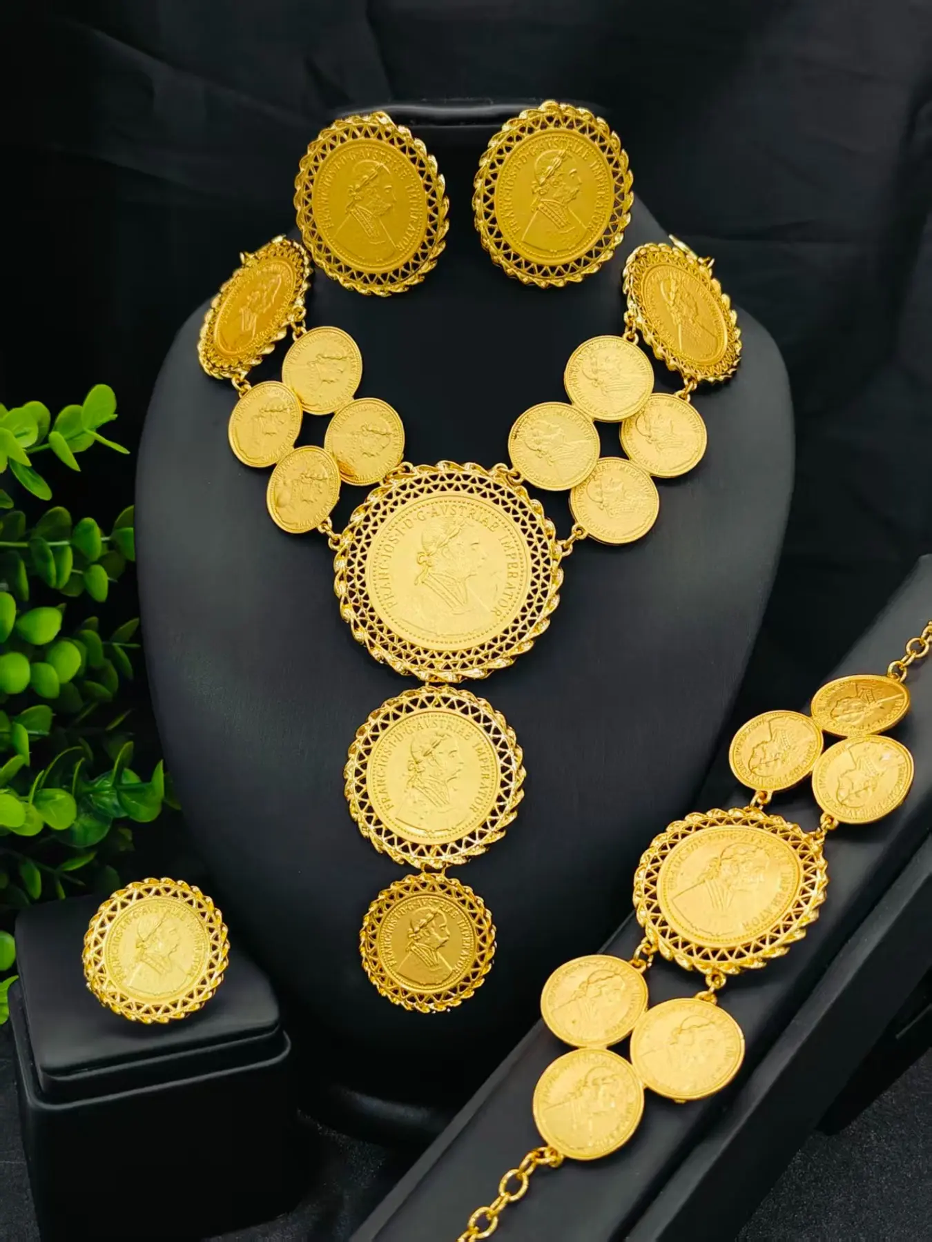 Fashion Women's Portrait Coin Pendant Jewelry Set, Necklace Bracelet Ring Earrings, Wedding Party Gift