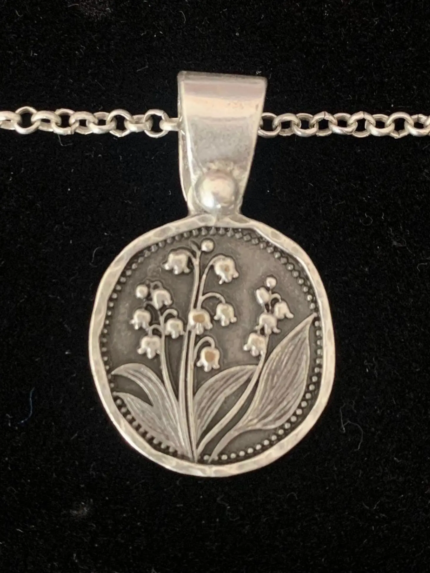 1-piece vintage lily-of-the-valley pendant necklace, Alloy Chain, ladies' floral-engraved round coin necklace, Floral Engraving, bohemian-style jewelry for daily wear