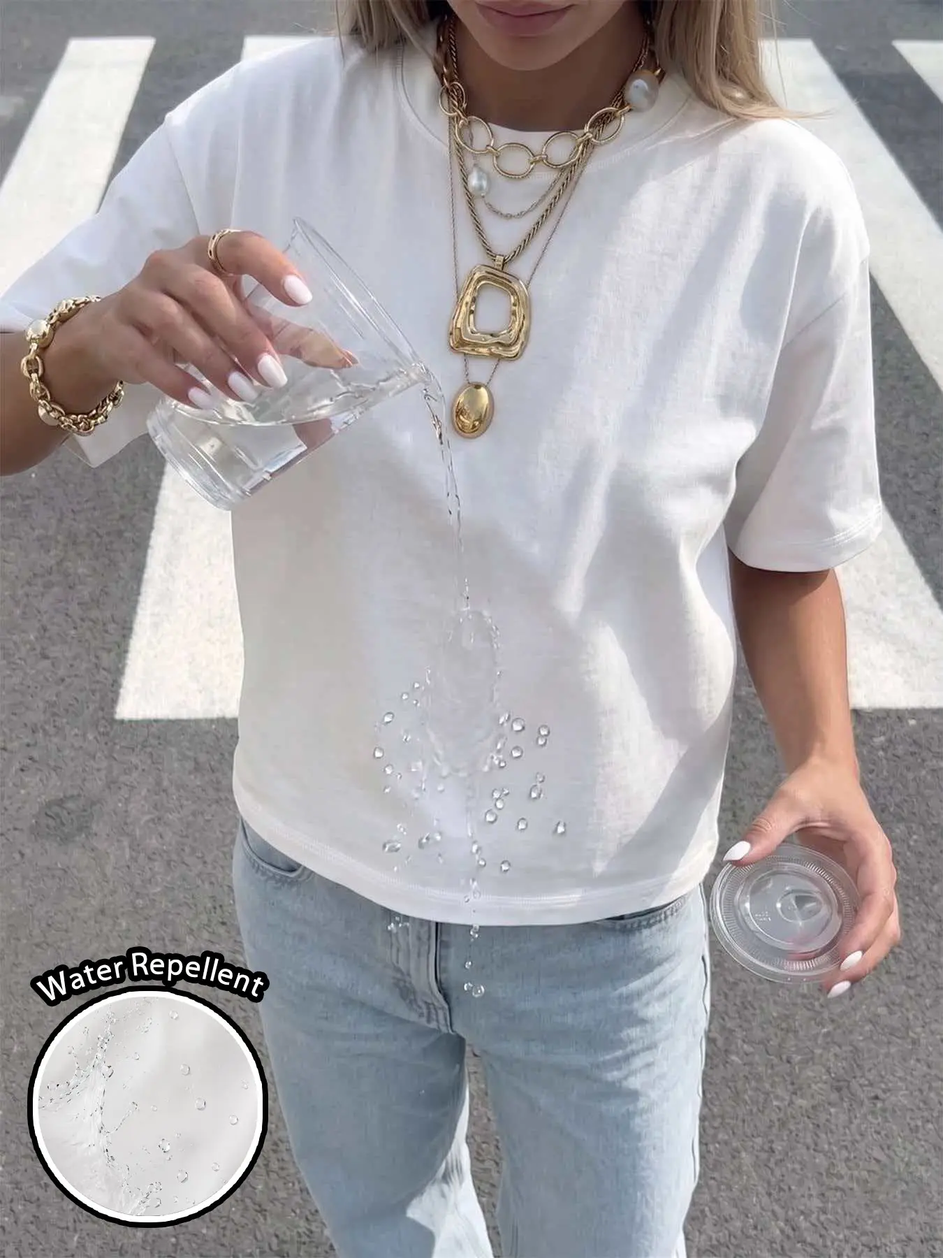 Water- and stain-resistant casual short-sleeve T-shirt featuring a nano-coated crew neck; effectively repels beverage stains and liquid spills. A stylish, campus-streetwear-inspired tee suitable for dates and various occasions.