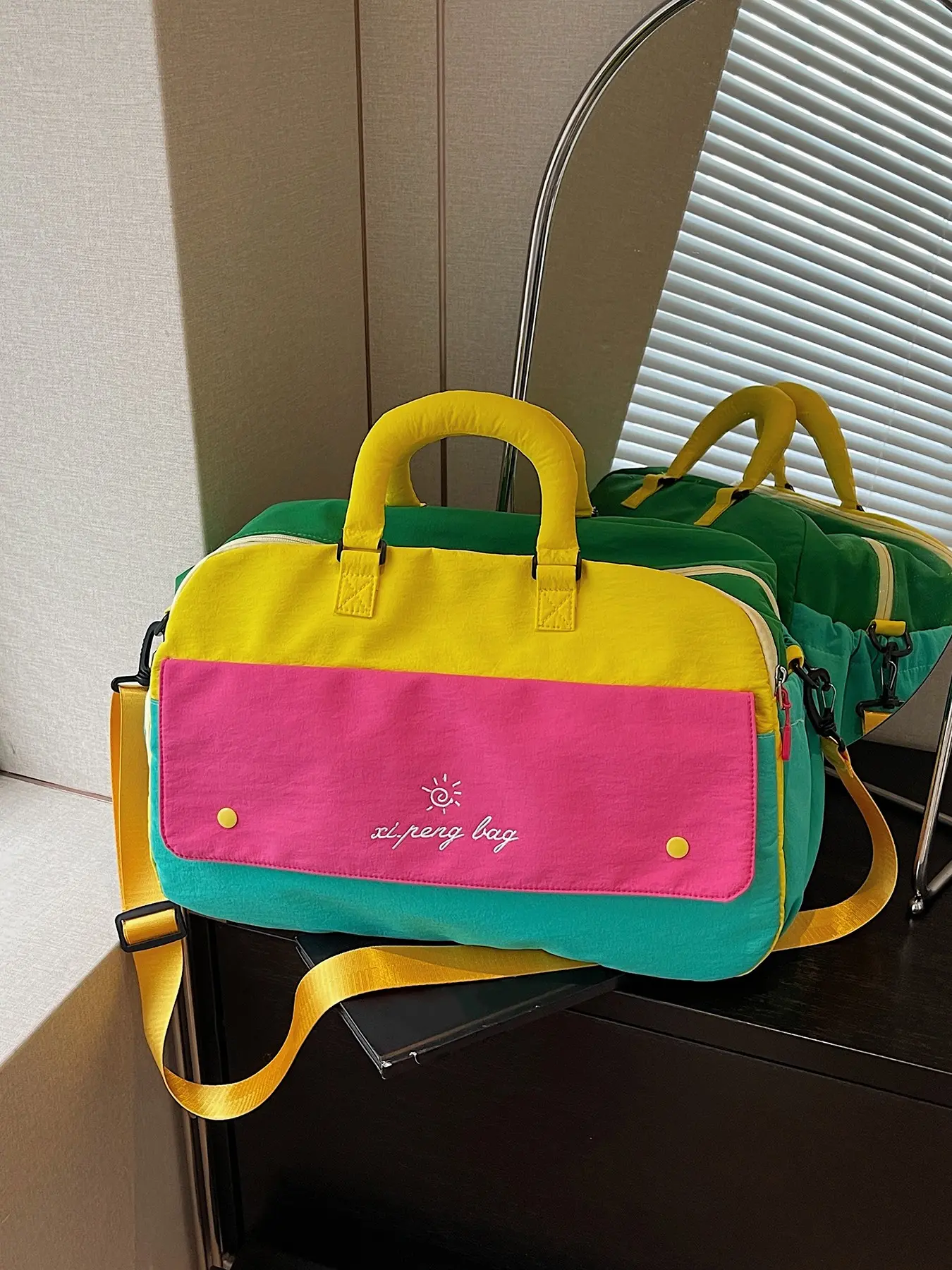 Dopamine Colorful retro casual style contrasting travel commuter bag, multi back simple and fashionable personalized single shoulder handbag, can be hung with a suitcase, large capacity design, suitable for short distance travel and commuting