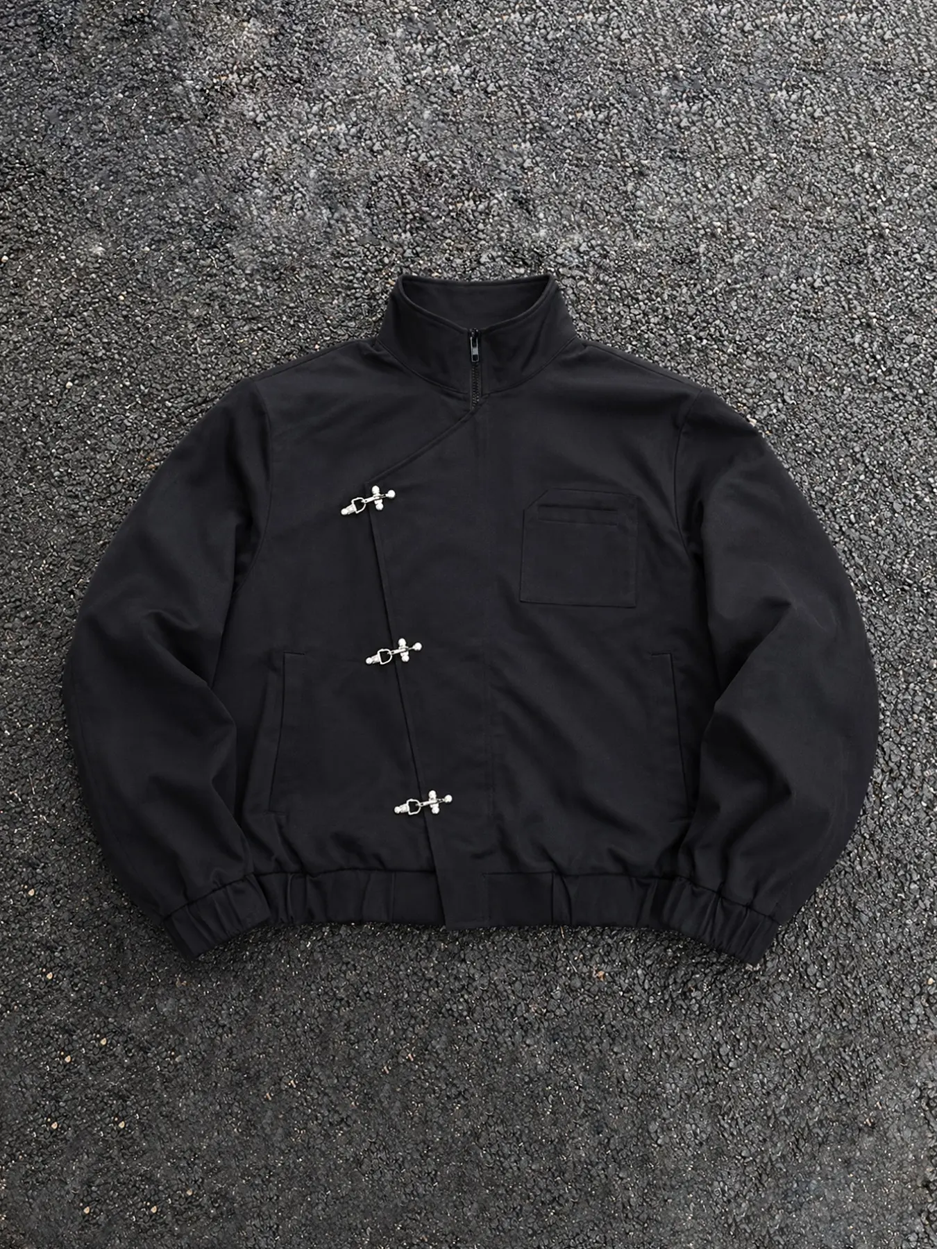 New Chinese Deconstructed Asymmetric Placket Metal Fish‑Clasp Short Bomber Jacket, Dark Streetwear Avant‑Garde Stand Collar Workwear Outerwear, Loose Drop Shoulder Unisex Street Coat, Couple Outfit, Music Festival Wear Daily Commute, Holiday Birthday Gift