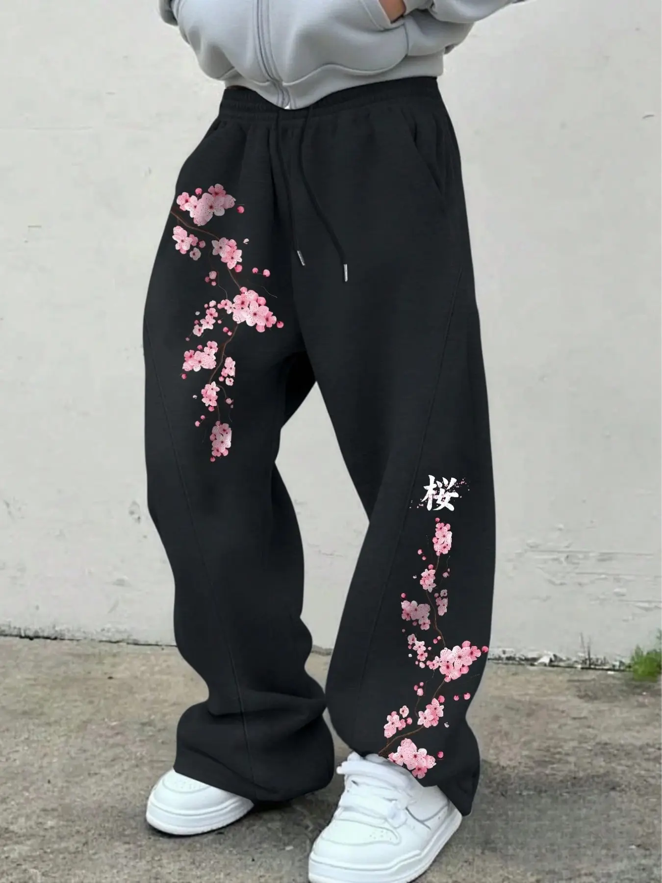 Men Baggy Wide‑Leg Sweatpants, Sakura Cherry Blossom & Japanese Kanji Side Graphic Print Elastic Drawstring Waist Breathable Stretchy Streetwear Jogger Pants With Side Pockets, Harajuku Y2K Trousers for Spring Autumn Daily Skate Urban Festival Casual Wear
