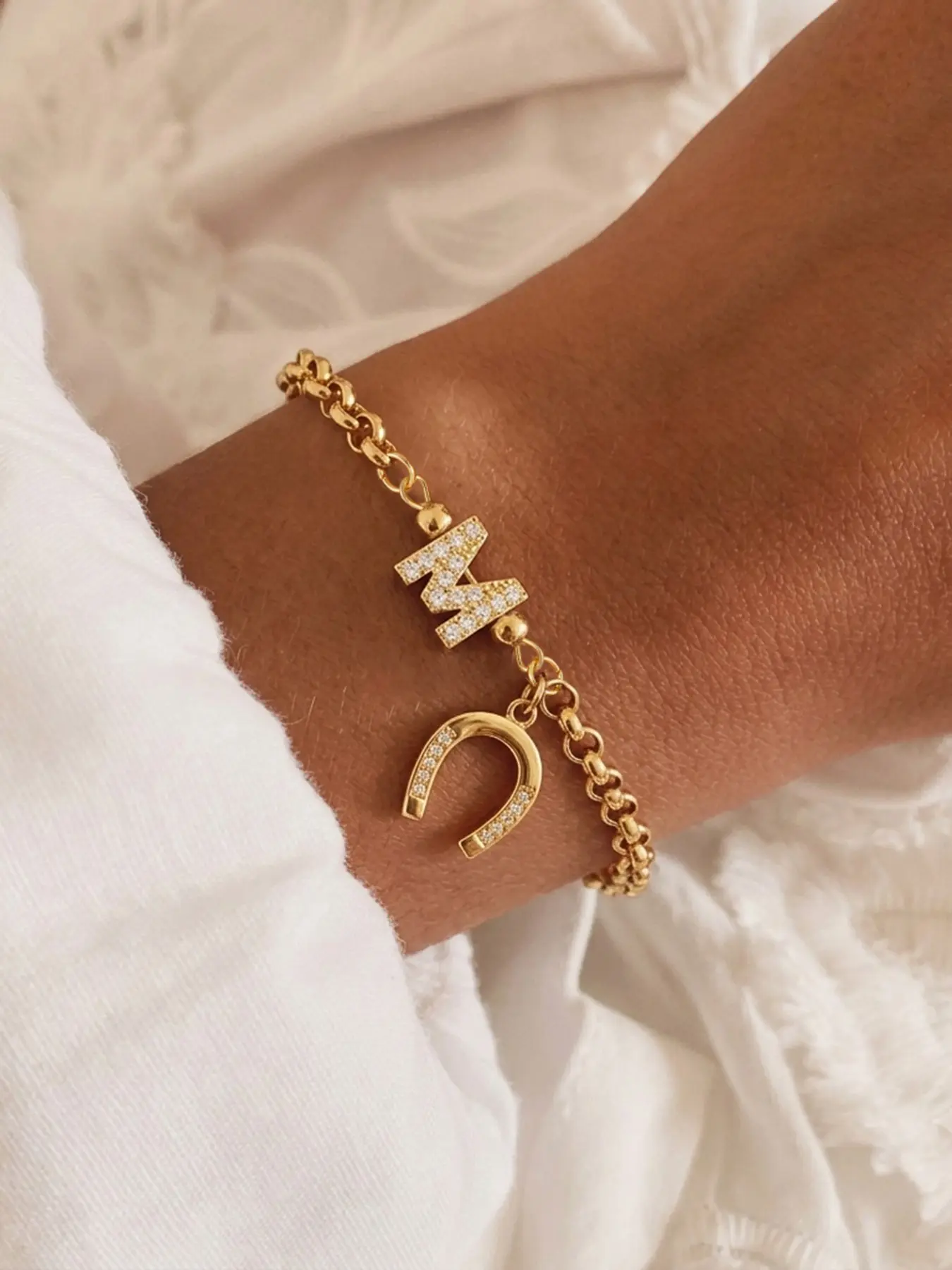 Elegant Women's Bracelet with Zircon Letter Horse Hoof Pendant, Stainless Steel Chain, Fashionable and Stylish Jewelry for All Seasons