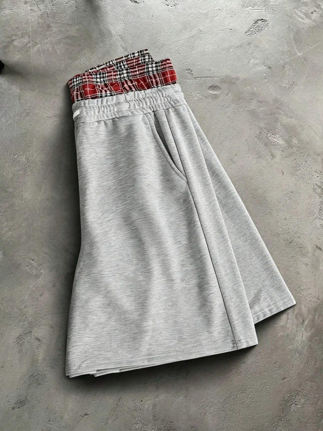 These men's casual drawstring waist Everyday shorts are loose and simple, making them perfect for summer wear.