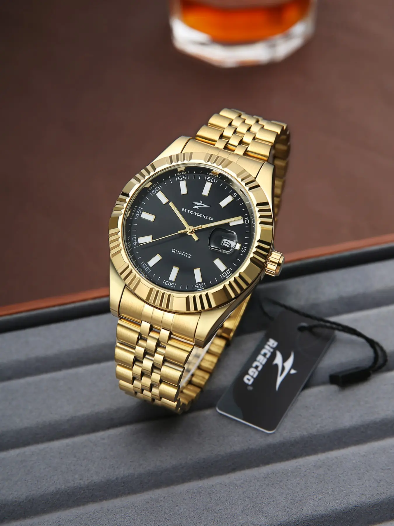 Golden stainless steel bracelet with round dial quartz watch, Casual Quartz Analog, perfect for everyday wear and an ideal Father's Day gift for students