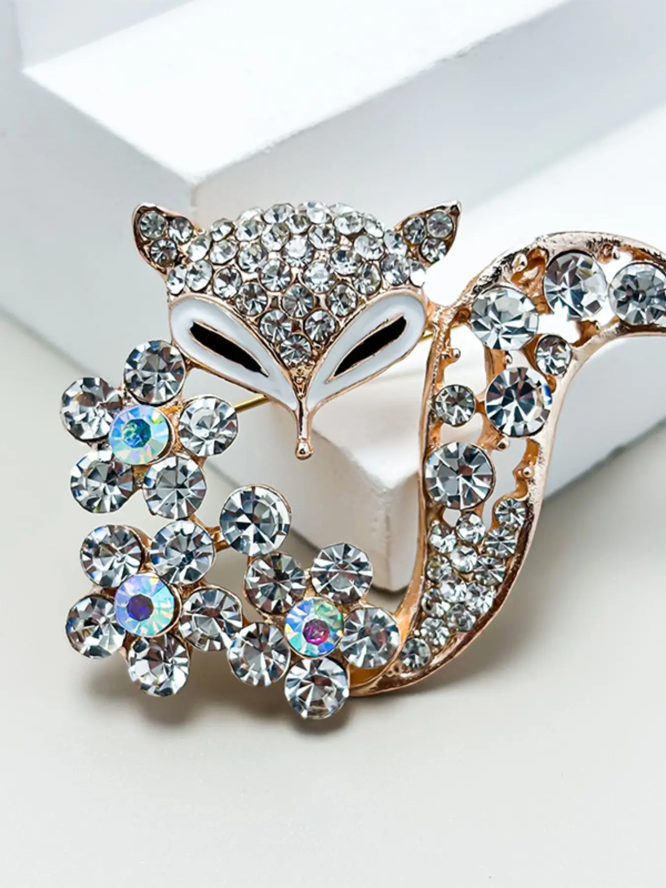 Luxury Korean-style fox brooch with sparkling CZ stones, elegant and stylish, perfect for coats, sweaters, blazers, and scarves.