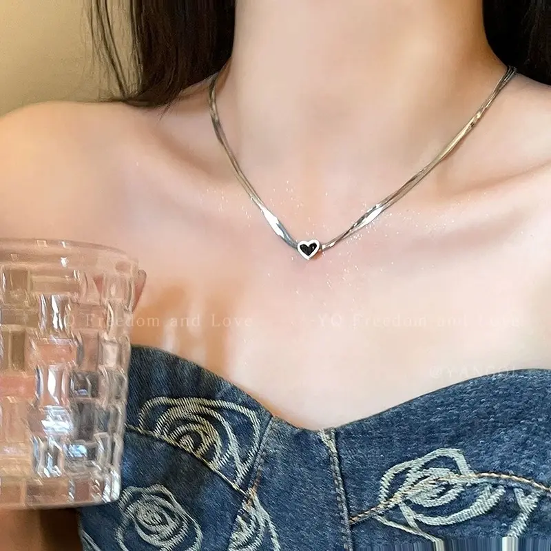 Stylish Silver Necklace for Women: Exquisite flat herringbone chain paired with a black heart-shaped pendant; a layered necklace and bohemian-style accessory suitable for club parties, dates, and everyday wear.