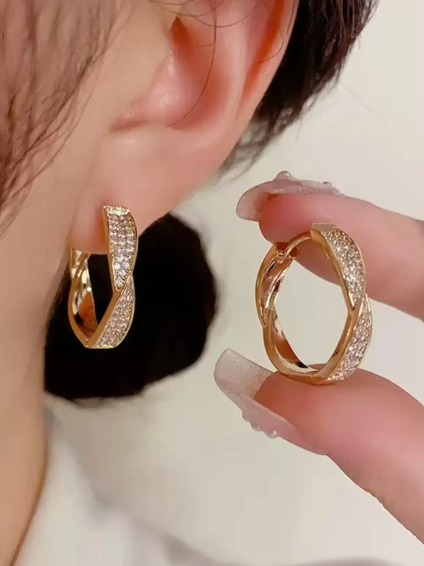 Unique Fashion Micro-Set Twisted Earrings, High-End Minimalist Unisex Design, Elegant Jewelry for Daily Wear & Special Occasions