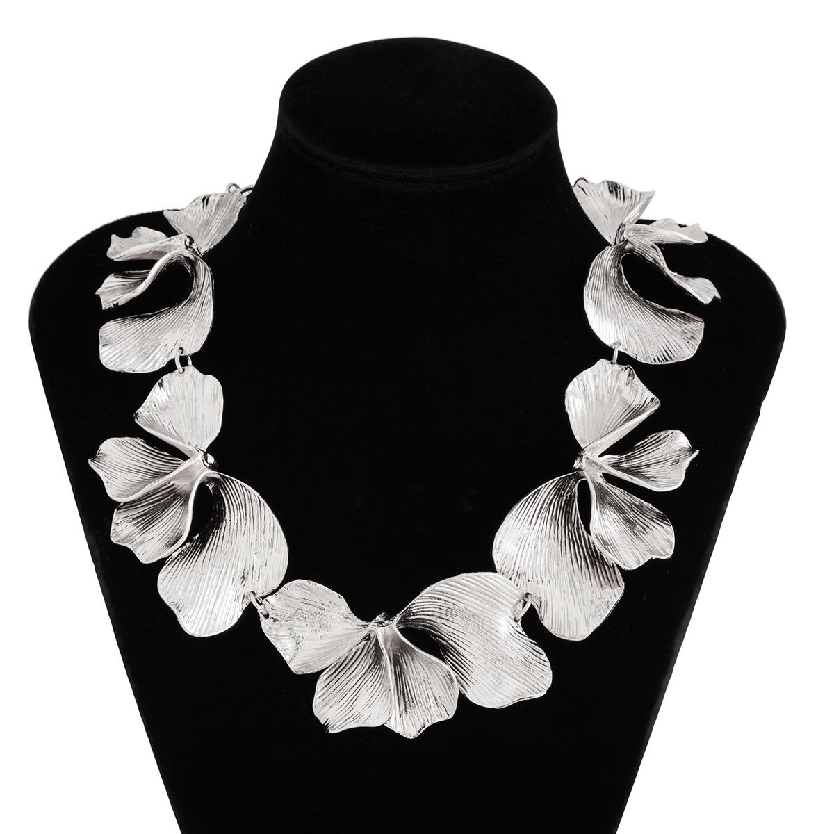 European and American fashion pleated texture flower jewelry, personalized design alloy three-dimensional petal necklace