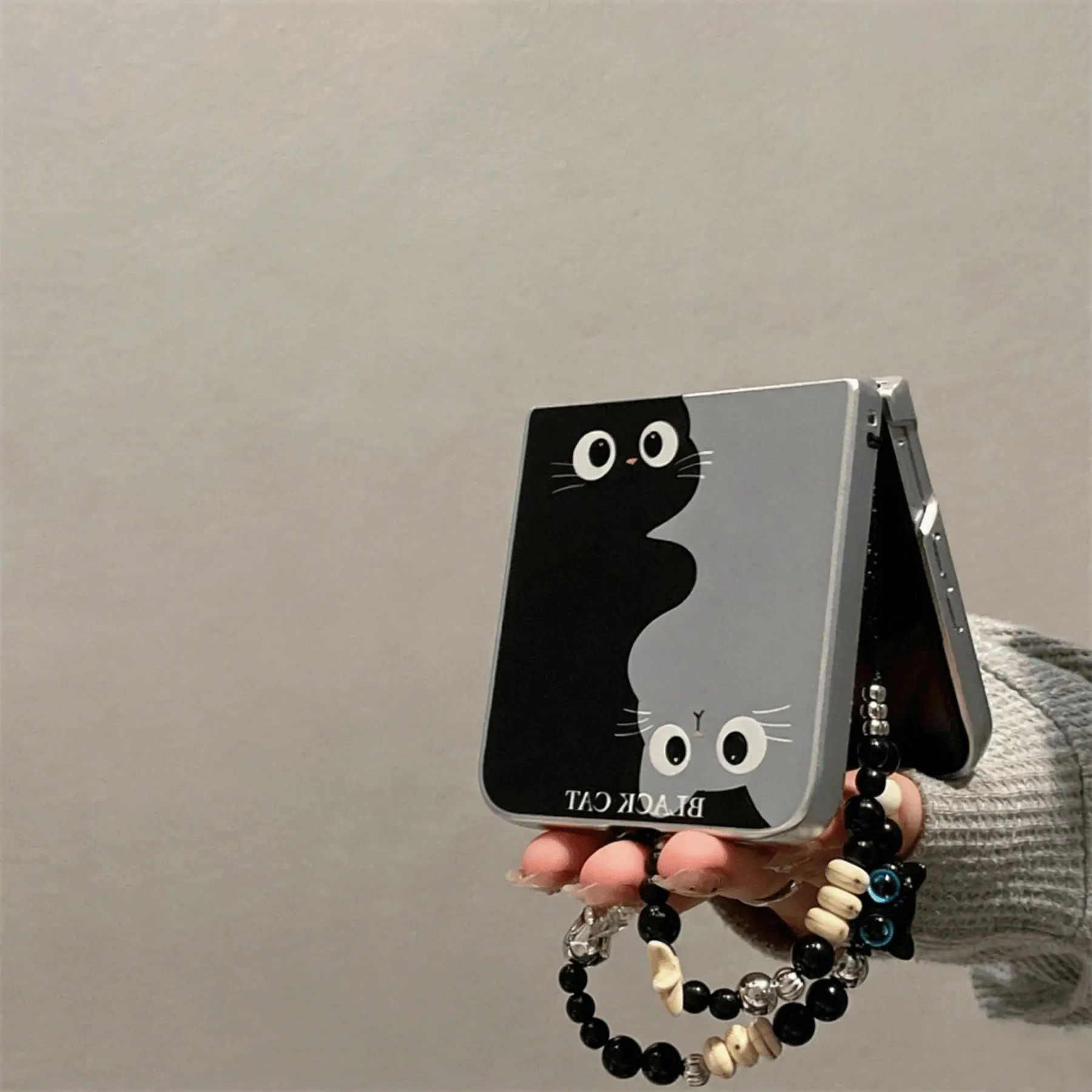 Korean Cute Hug Cat Phone Case with Black Cat Bracelet for Samsung Galaxy Z Flip8 Flip7 Flip6 5 N3Flip Xiaomi Mixflip2 Cover