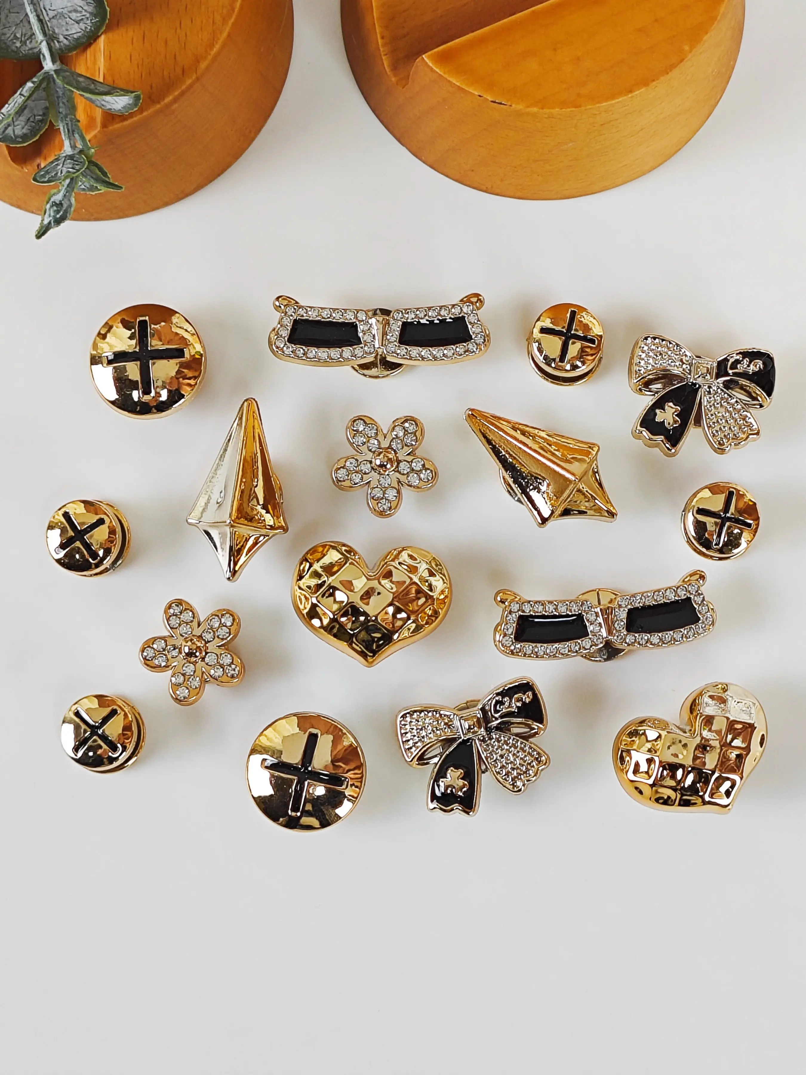 16pcs DIY Shoe Decorations, Sparkly Heart Butterfly Flower Charms, Lightweight Non-Metallic, Y2K Fashion, for Eva Sandals, Detachable, Gift Idea, Shoe Accessories