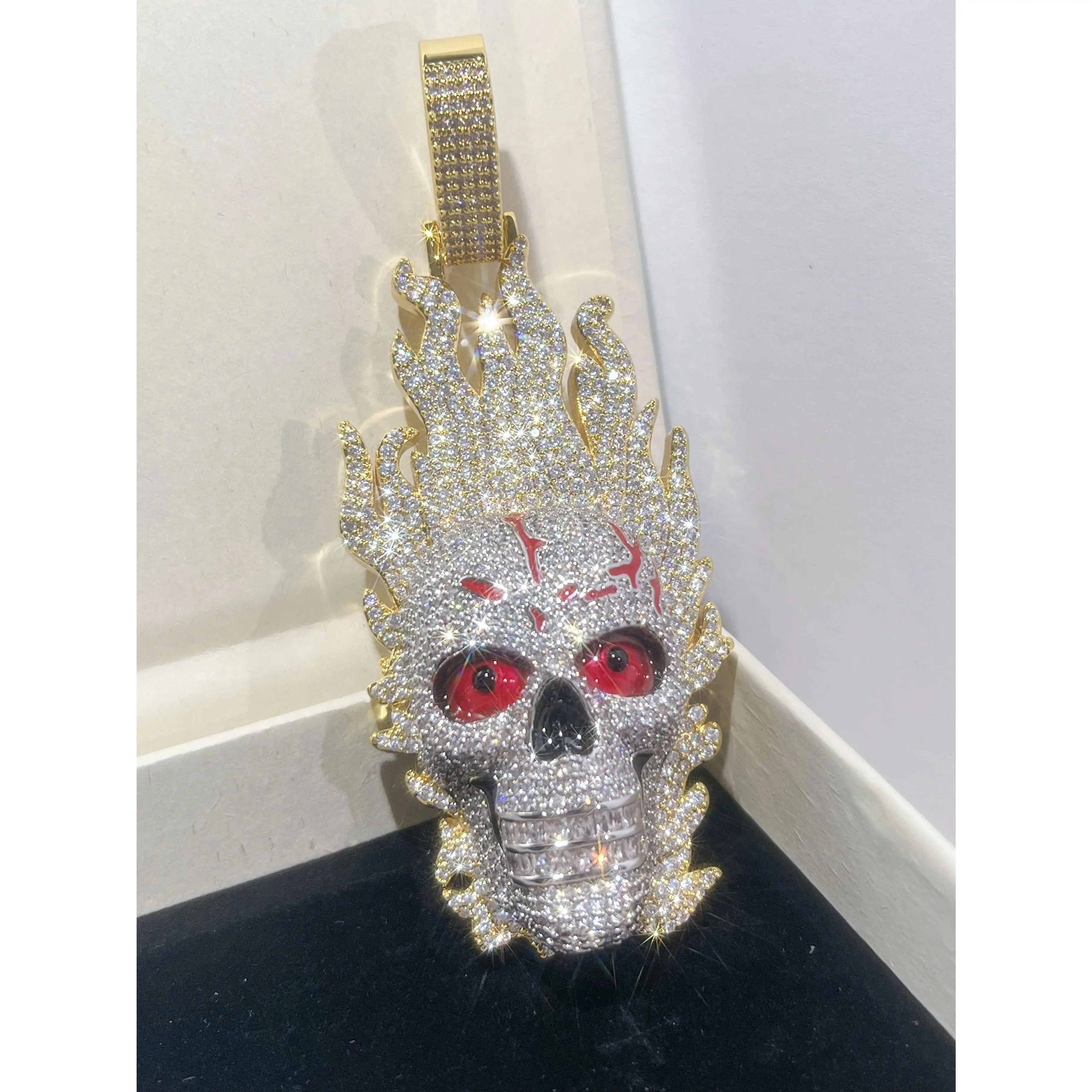 Flame Skull Pendant with eyes inlaid with ice crystals, cool Skull King pendant for men and women, luxury high-end pendant for men and women