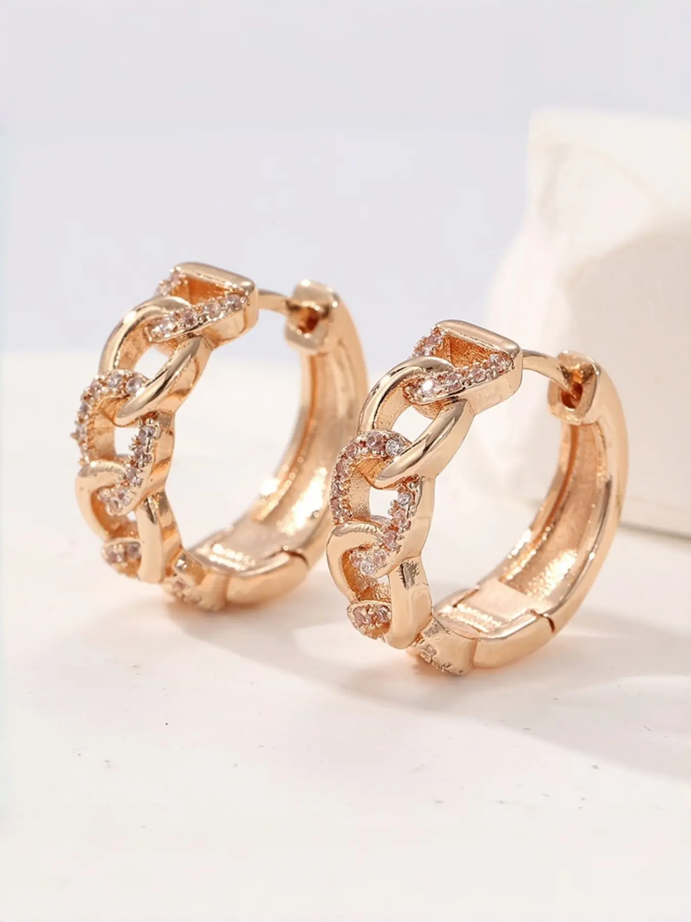 Chain Shaped Women's Ear Buckle, Interwoven Chain Links and Inlaid with Synthetic Zircon, Gentle and Shining, A Dating and Vacation Style Earring