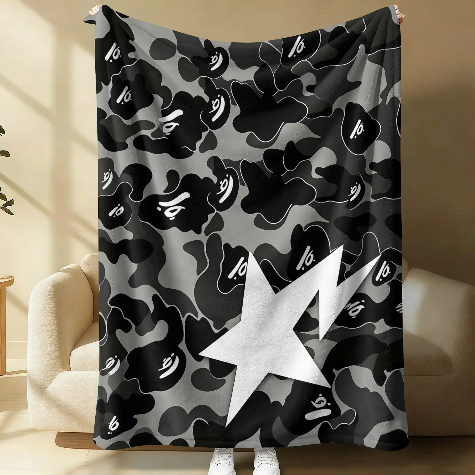 Streetwear Grey Camo Star Lightning Graphic Throw Blanket, Monochrome Camouflage Pattern Soft Flannel Fleece Sofa Bed Cover, Trendy Hip Hop Urban Aesthetic Decor Blanket for Bedroom Couch Dorm, All Season Warm Home Decor Gift