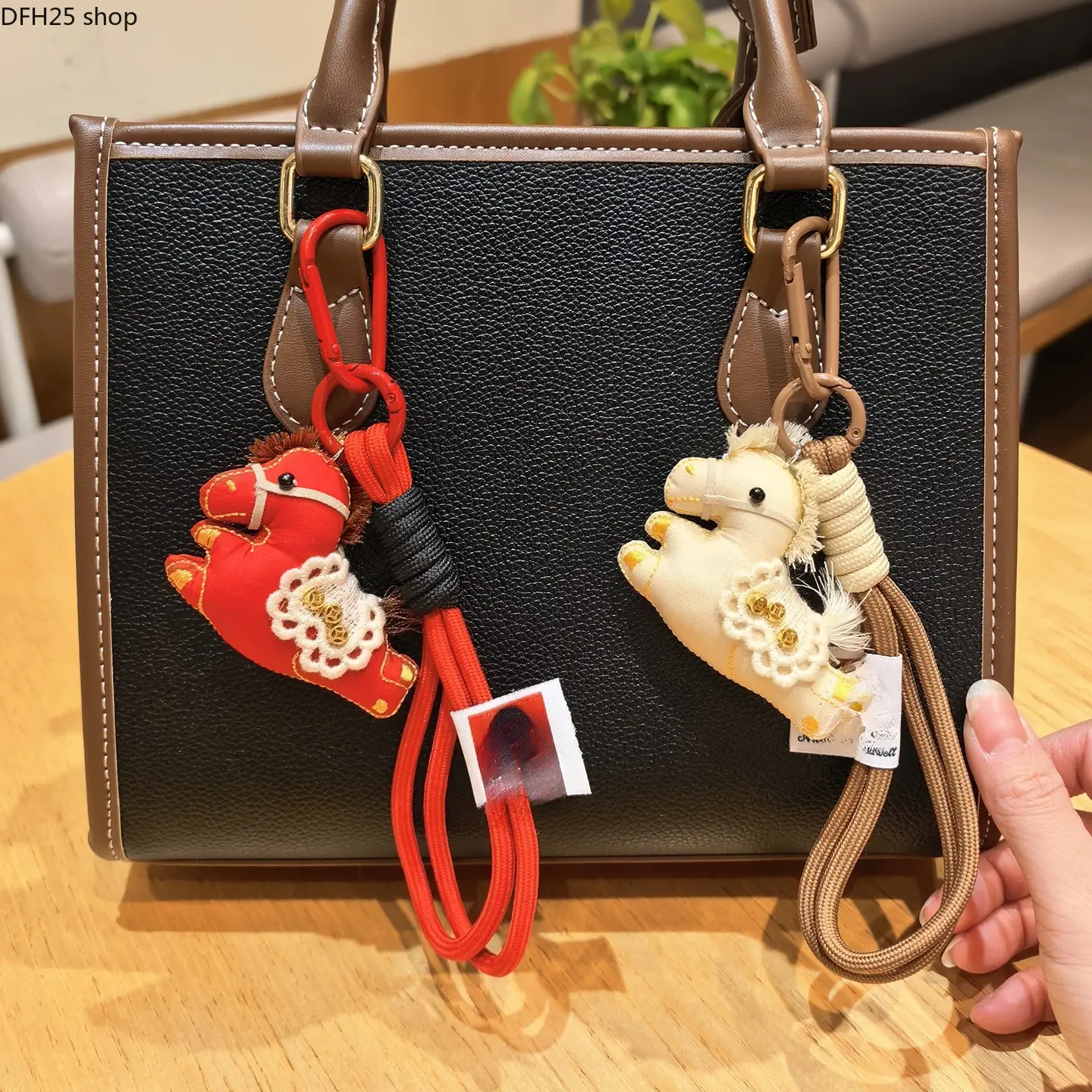 Handmade Felt Pony Bag Charm for Handbags, Backpacks and Keyrings, Cute Animal Keychain Pendant with Soft Wool Craft Design for Everyday Accessories