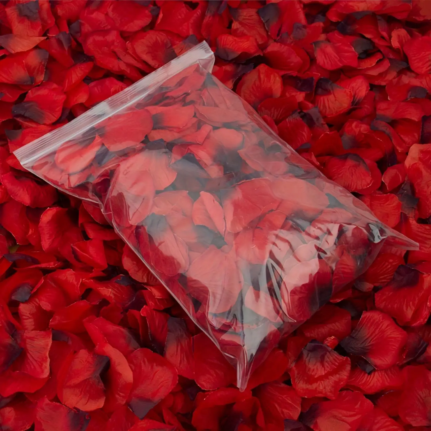 100 red rose petals, artificial rose petals, Decorative Fake Flowers, suitable for floral decoration on Valentine's Day, romantic nights, weddings, proposals, anniversary days. It is very suitable for winter and the New Year.