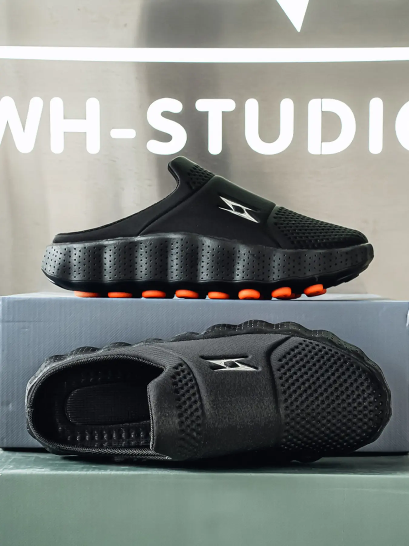 Men 's fashion half slippers, wearing a light slip-on slippers, Casual Flat Slippers, daily commuter shoes