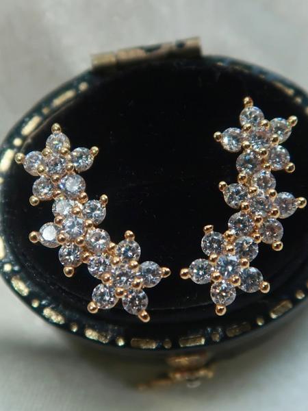 Women's 16 Gauge Cartilage Earrings Stud 3 Flower Cubic Zirconia Design, Hypoallergenic Stainless Steel Dainty Sparkly Daith Conch Tragus Helix Piercing Jewelry for Daily Wear & Party Ear Studs