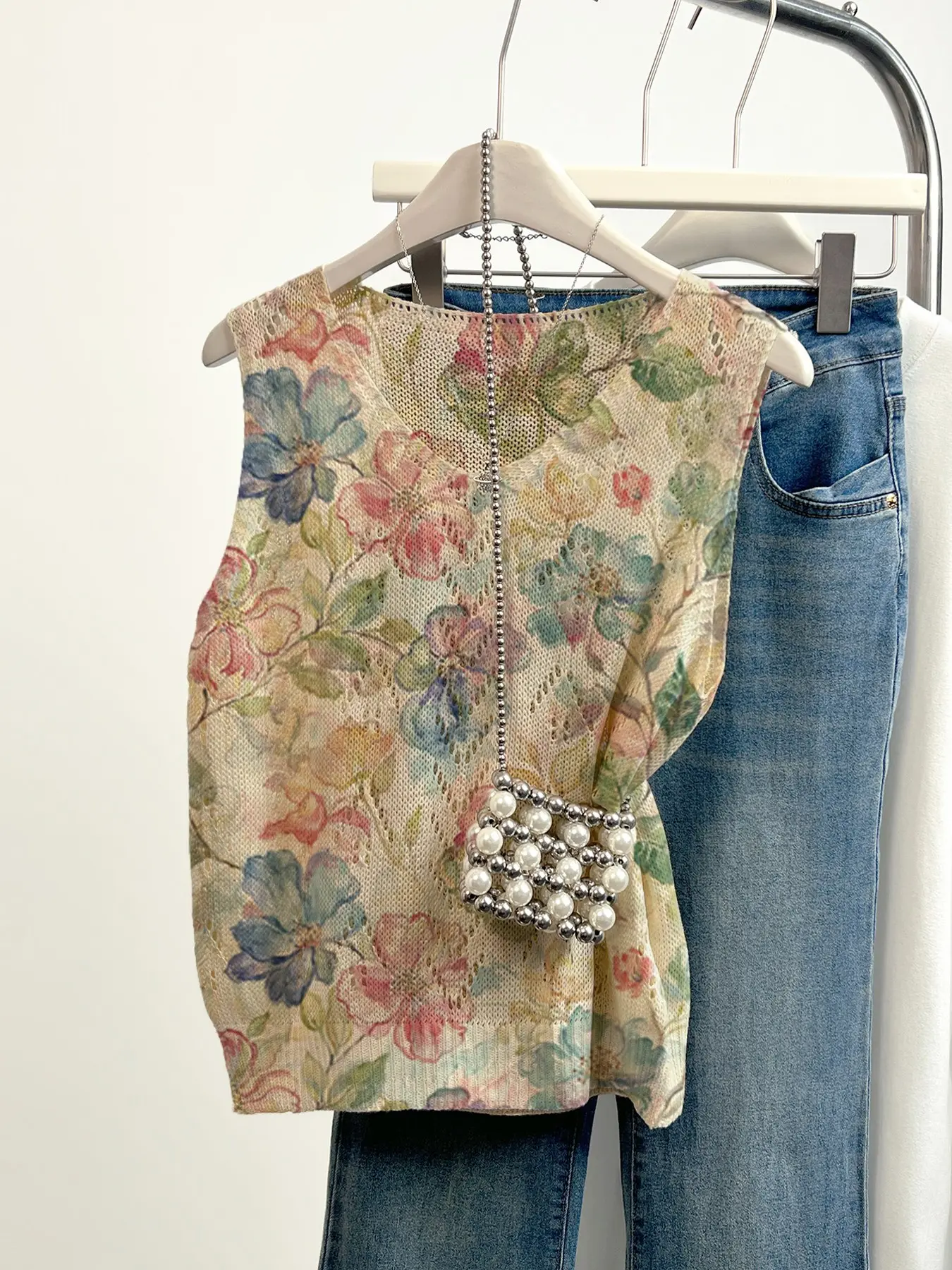 Women's Sleeveless Vest for Spring Summer, Floral Print V-Neck Inner Top, Breathable Lightweight, Casual Fashion, Beach Vacation Wear