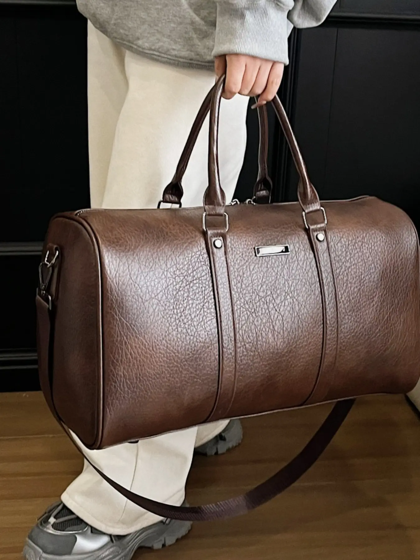 Large Capacity PU Leather Travel Bag with Multi-Function Design, Fashion Handheld and Shoulder Bag for Outdoor, Gym, Camping, and Weekend Trips, Ideal Gift for Girls, Moms, and Friends