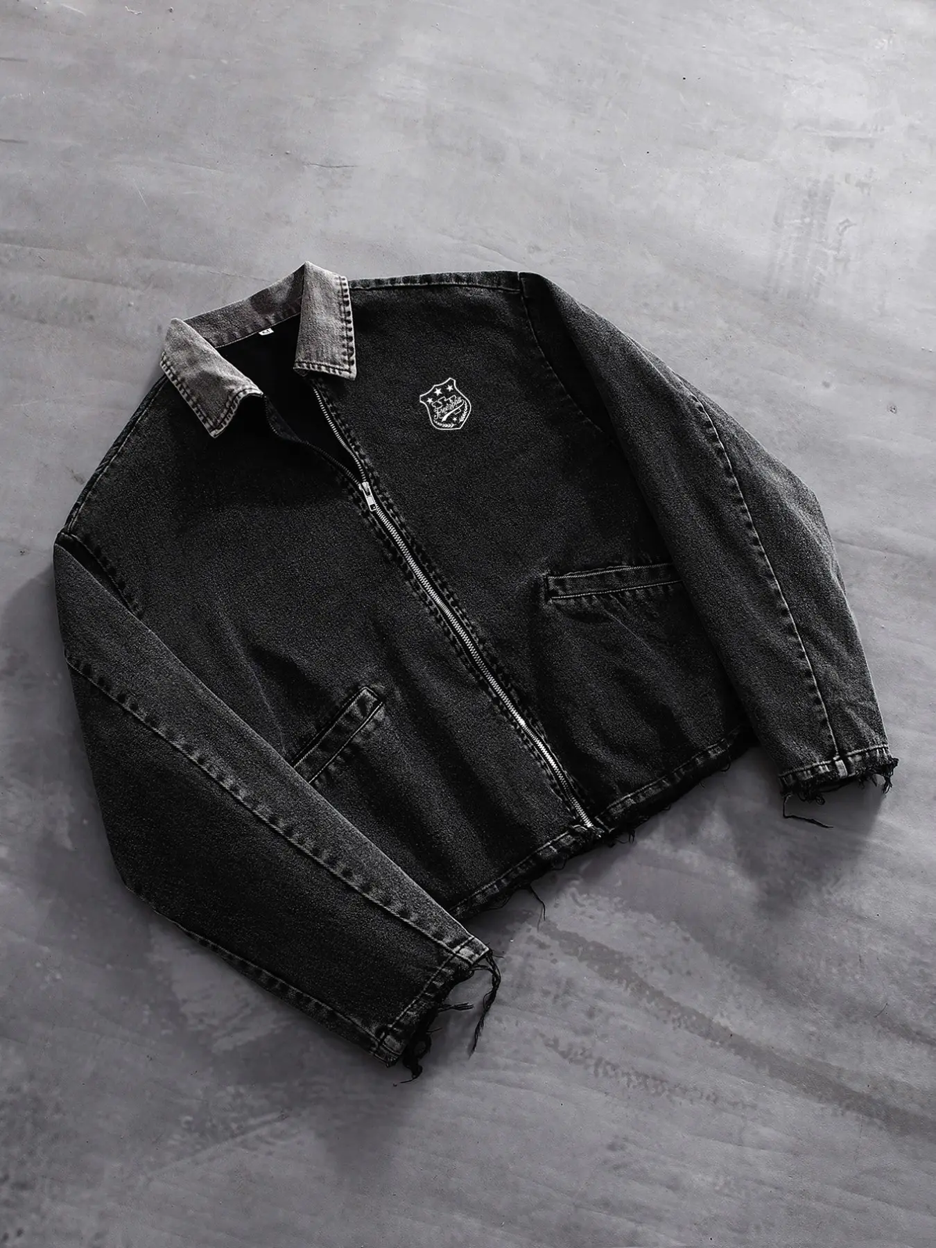 Men's long-sleeved jacket: Men's retro washed black denim jacket, zip-up denim jacket.