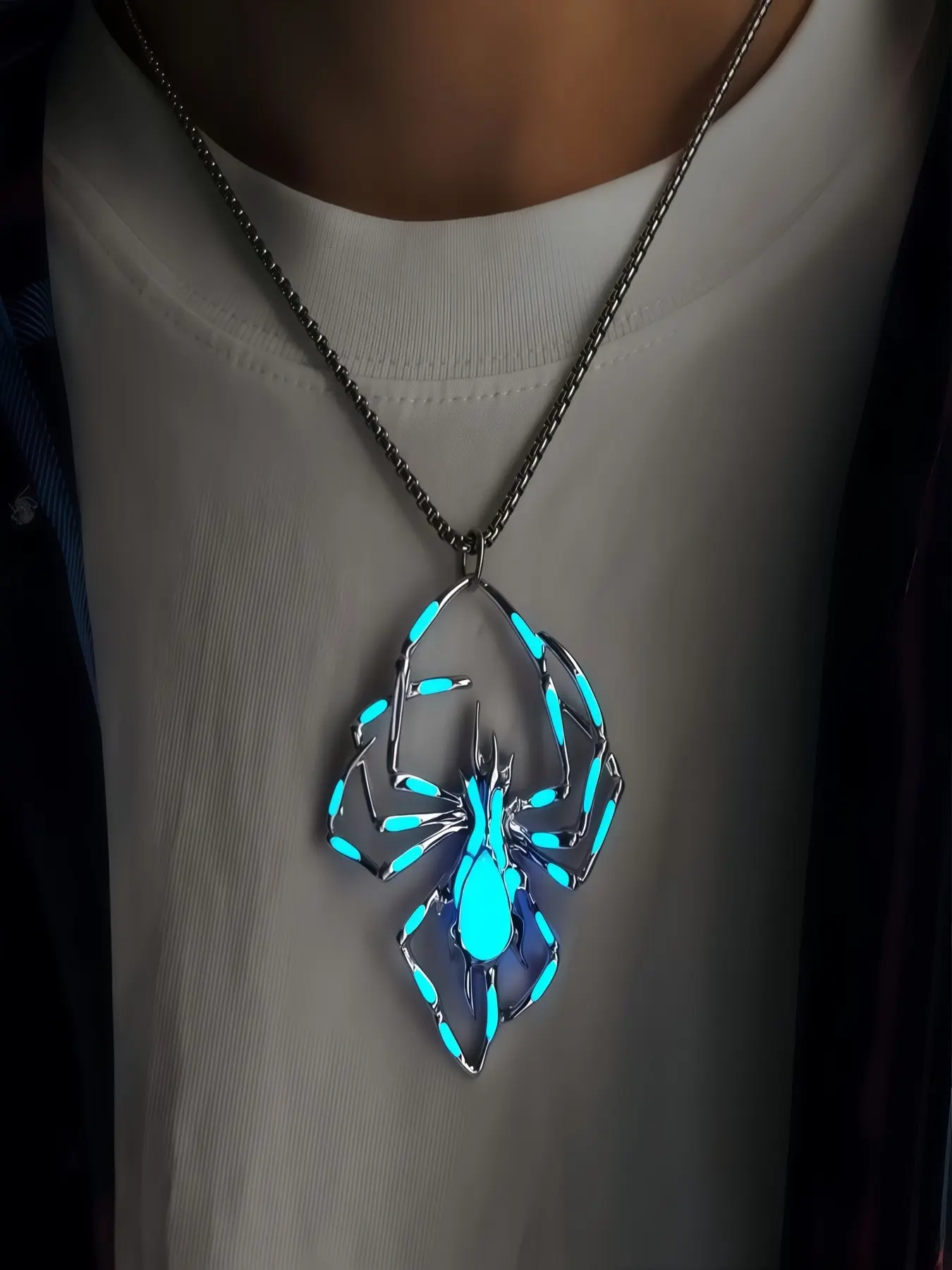 Glowing Spider Pendant Necklace, Cool Women's Jewelry, Men's Night Light Necklace, Halloween Accessories, Stylish Insect Charm