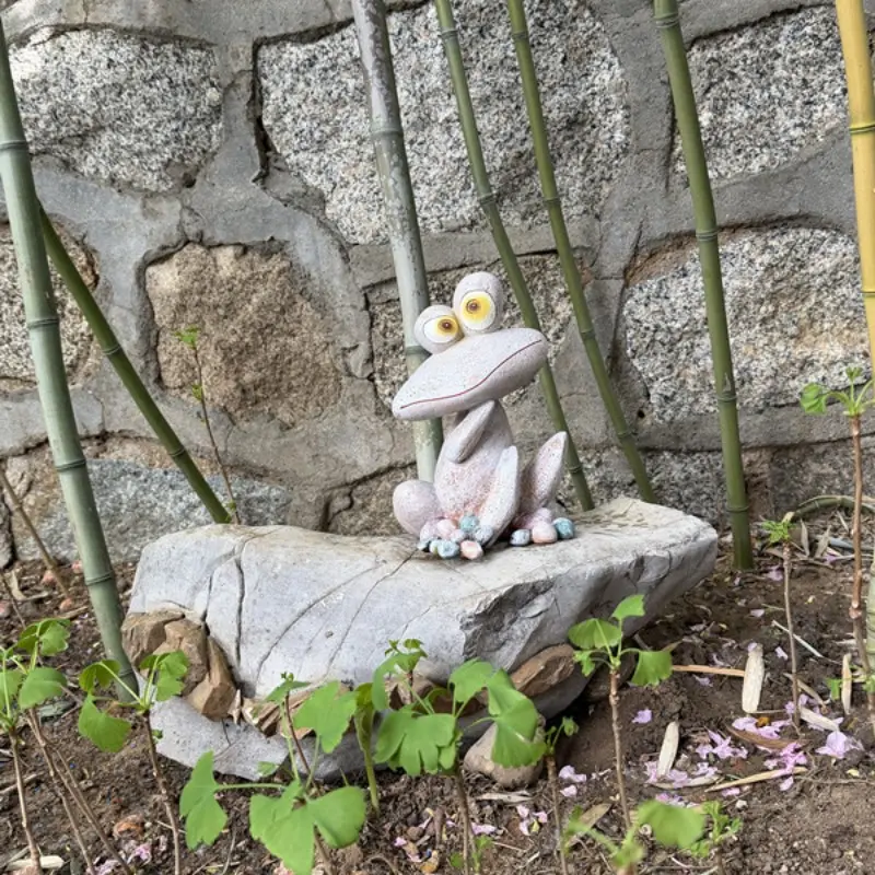 Funny Frog Resin Statue, Unique Animal Sculpture, Resin Sculptures, Outdoor Garden Decor, Garden Accessories, Lawn Ornament, Vintage Style, No Battery Needed, Perfect for Easter, Exterior Decorative Statues