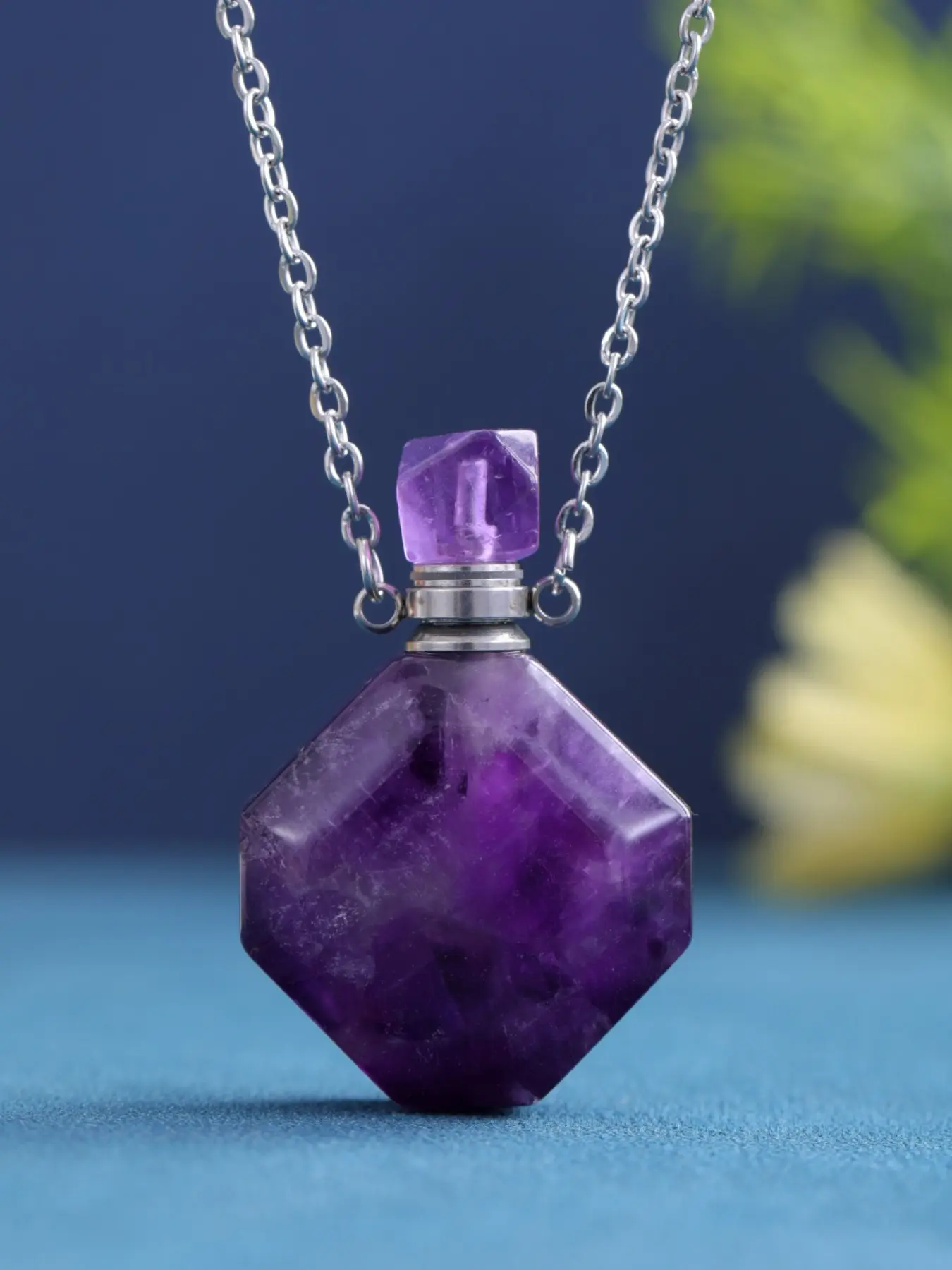 Natural Crystal Perfume Bottle Pendant with Necklace, Elegant Design for Essential Oil Storage, Durable Material, Ideal Gift for Beauty Lovers, Travel & Home Use