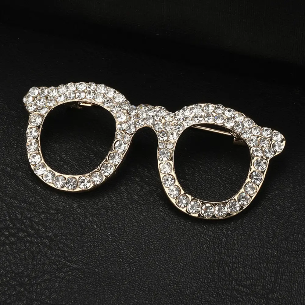 Heavy Duty Fully Inlaid Clear Rhinestone Spectacle Shape Brooch Glossy Metal Eyewear Frame Design Bling Crystal Lapel Pin Elegant Vintage Western Fashion Accessory For Daily Party Outfit Matching