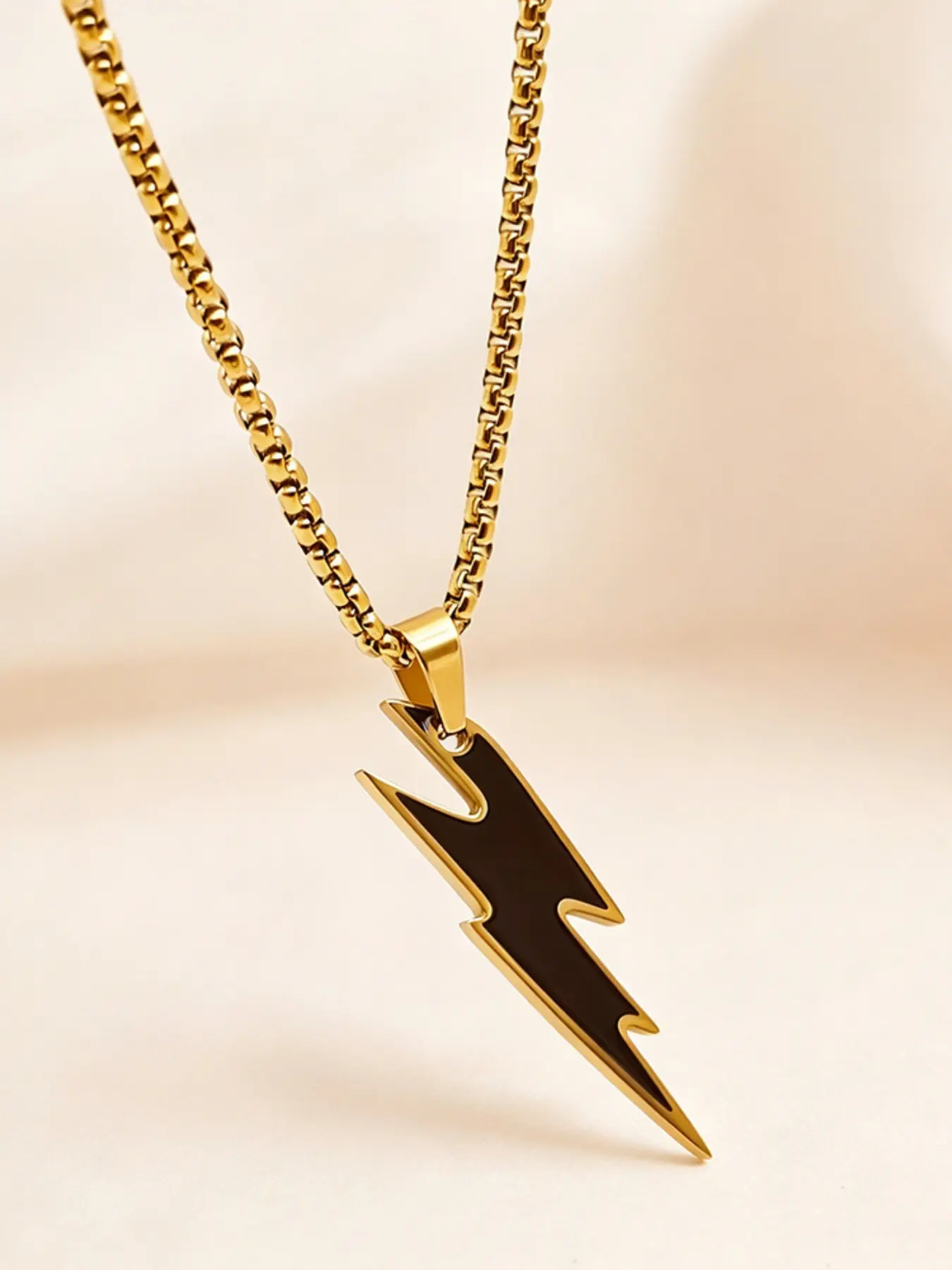 1pc vintage simple black enamel non-fading lightning pendant necklace, hip-hop fashion stainless steel lightning-shaped sweater chain, light luxury elegant collarbone chain, everyday casual outing accessory, suitable as a birthday or holiday gift.