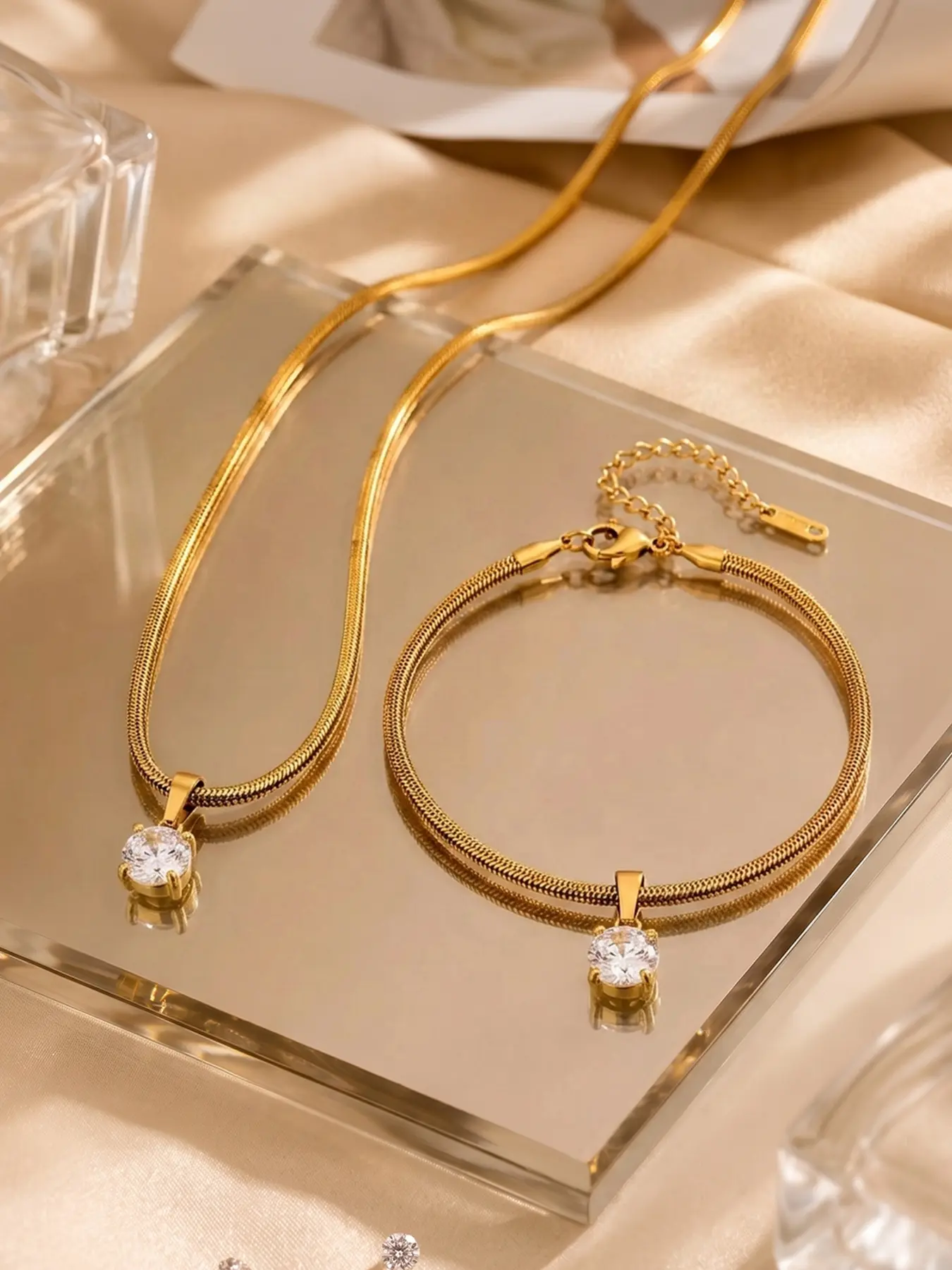 2pcs single round diamond gold snake bone necklace bracelet set, simple and slender snake bone chain sets off the single diamond pendant, with slim and elongated lines and a slimming effect
