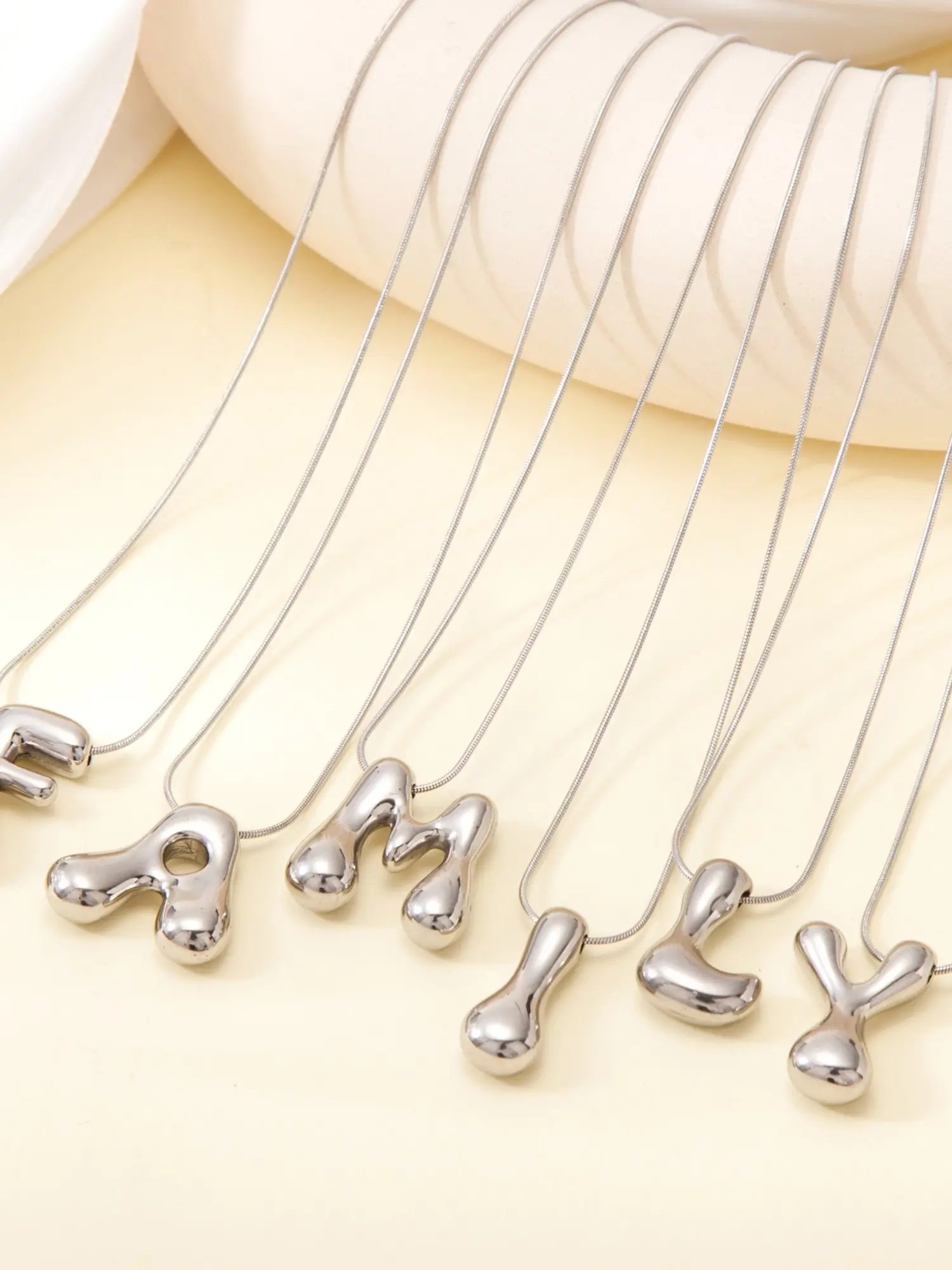1 piece of fashionable and personalized smooth-surfaced 26 English letters bubble clavicle pendant necklace, a light luxury and high-end sweater chain, suitable for daily wear at home, outdoor travel, parties, and balls for both men and women.