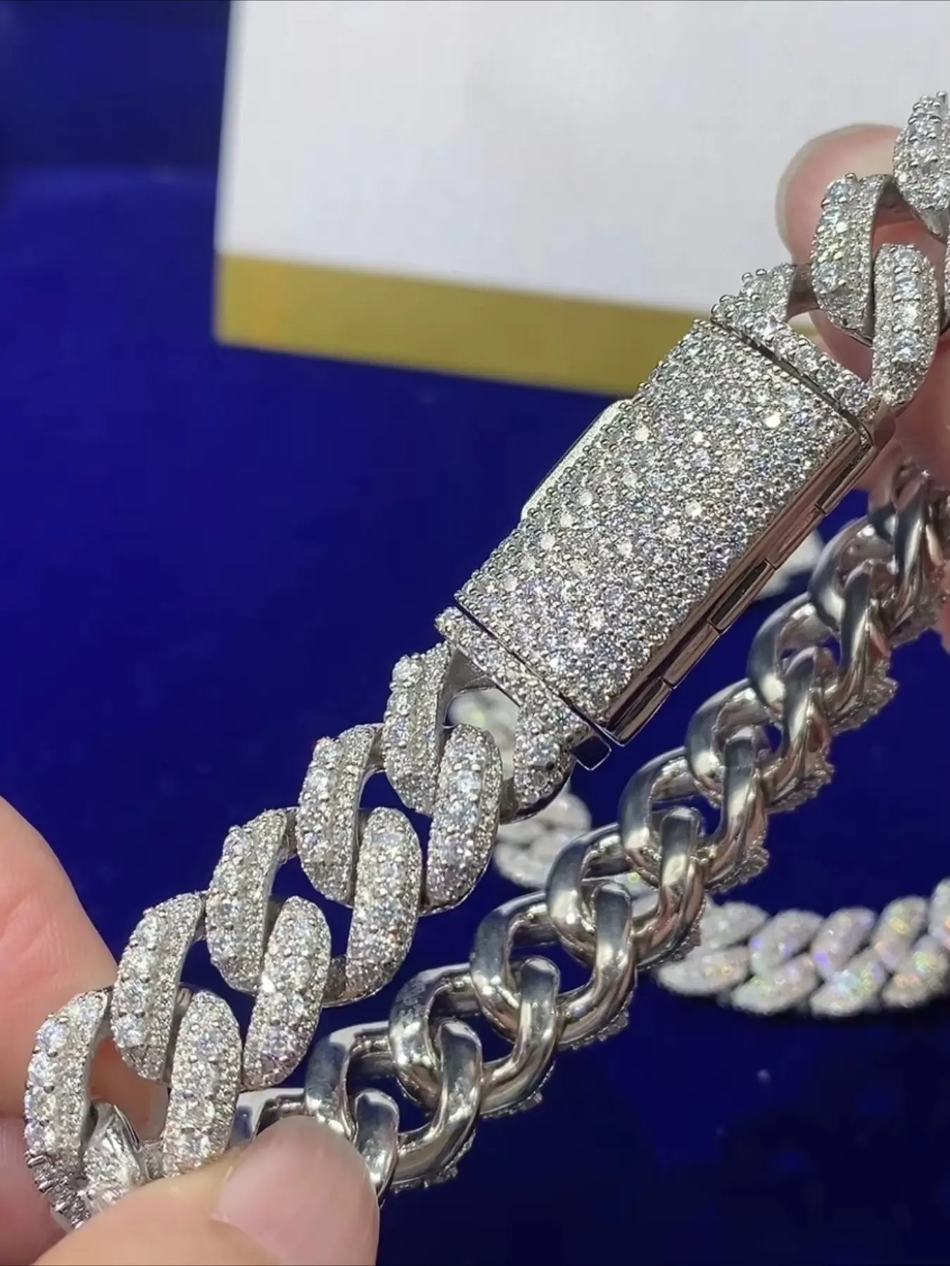 Luxury big diamond 18mm Cuban chain ice out of Cuban chain, electroplated gold-plated process texture is outstanding, classic big butt version, full of hip-hop atmosphere, men's personalized jewelry, preferred anniversary gifts