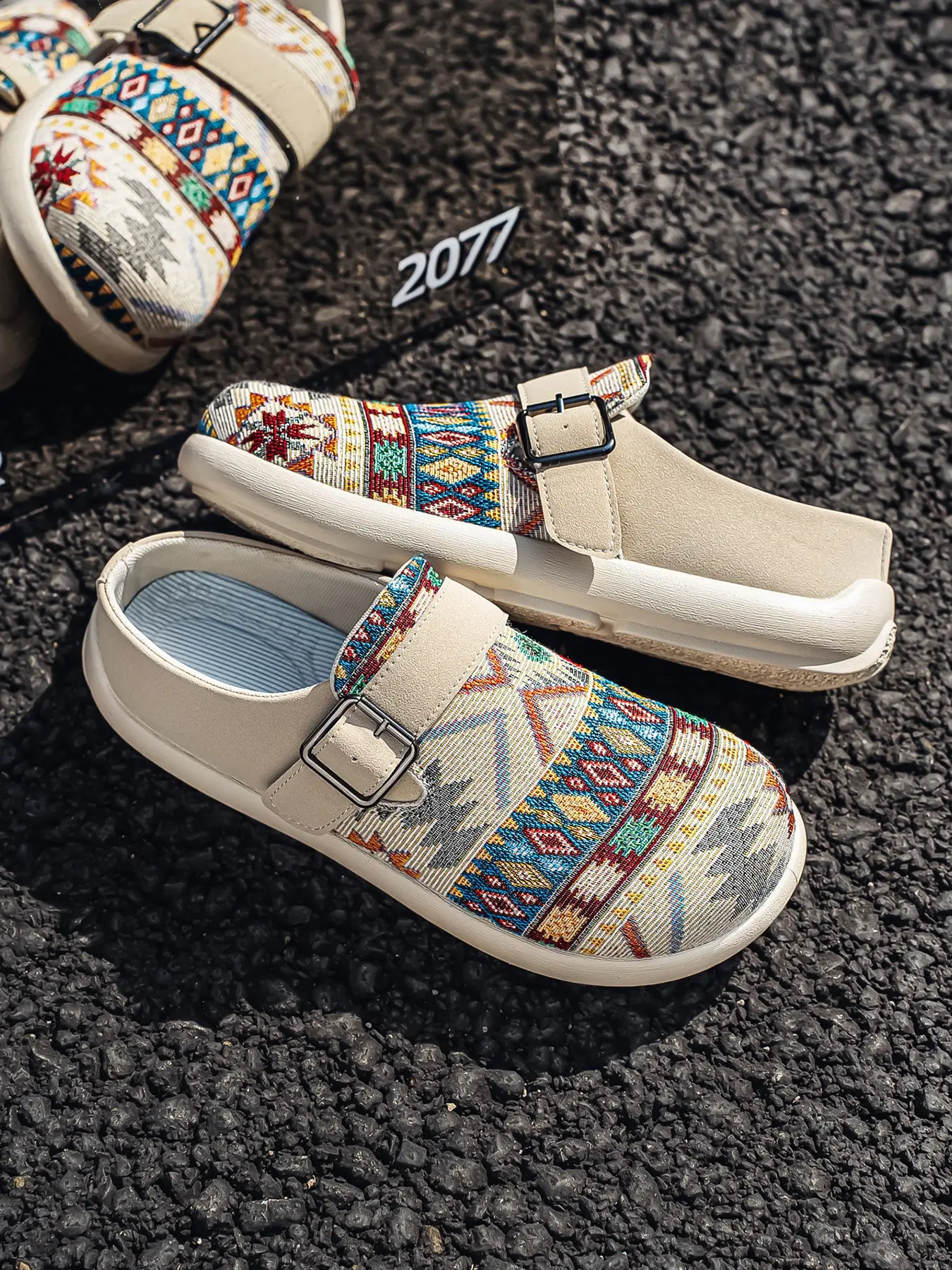 Men Bohemian Ethnic Jacquard Clog Mules Geometric Woven Upper Camel Faux Suede Adjustable Metal Buckle Strap Cushioned Breathable Insole Flat Non-slip Outsole Retro Casual Half Slippers For Travel Daily Outfits
