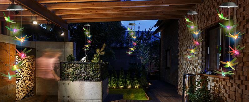 New Year's solar-powered outdoor colorful color-changing wind chime light, waterproof solar LED night light, suitable for porch, eaves, and garden outdoor decoration.