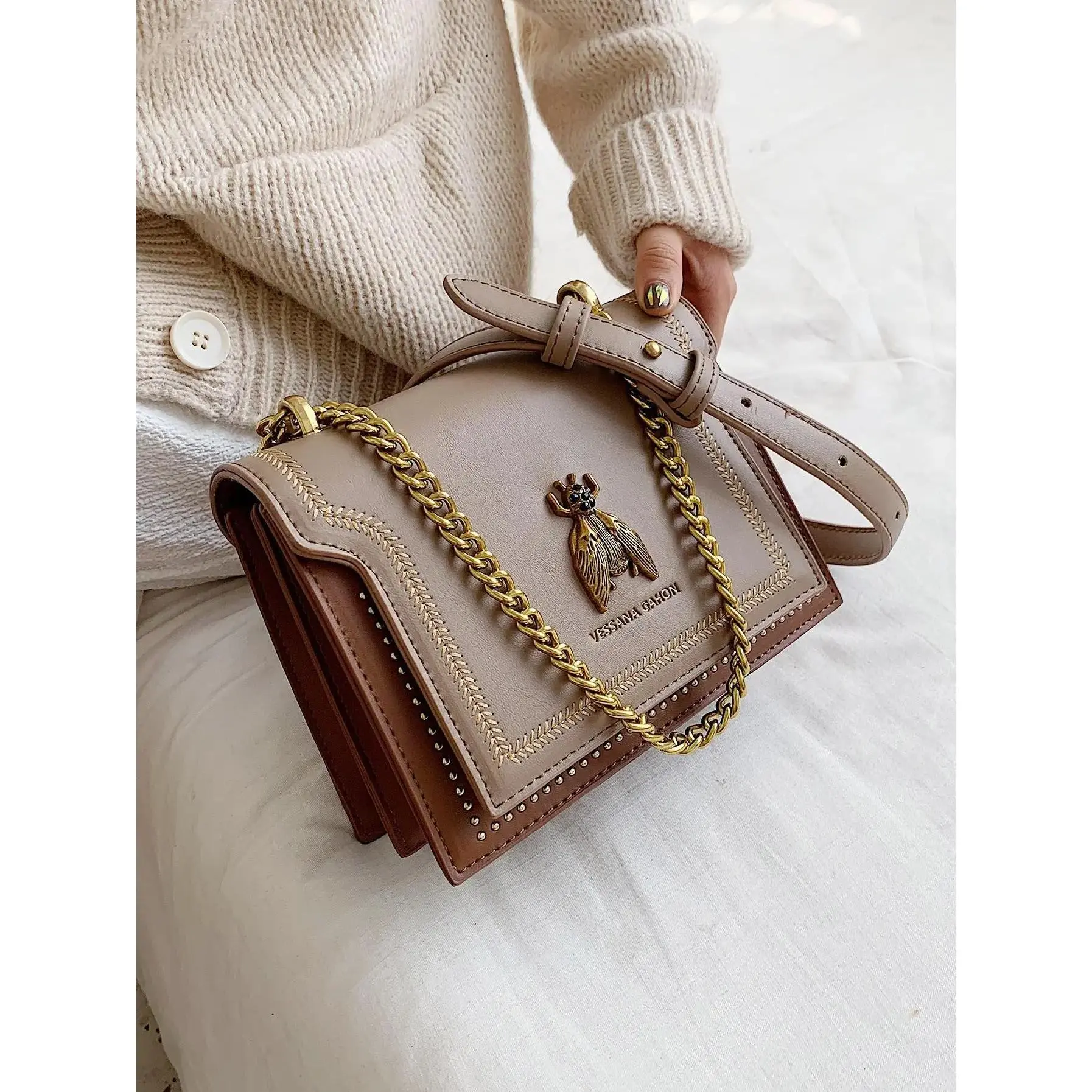 Women's Bee Crossbody Handbag - Elegant Metal Bee Decor, Chain Strap Shoulder Purse, Vintage Square Minimalist Everyday Fashion Gym Accessory (Handbags for Women), Aesthetic Shoulder Handbag, Casual Bags