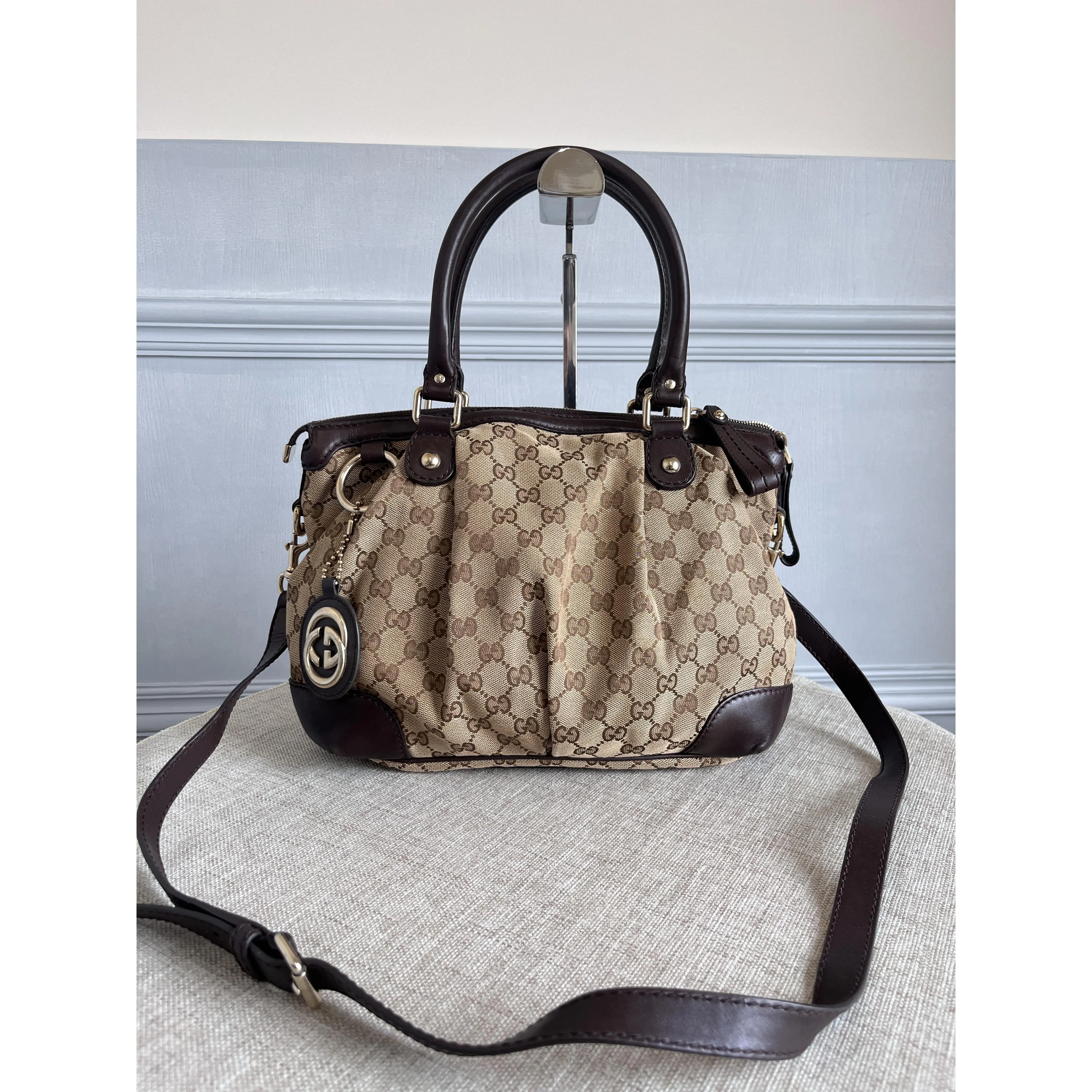 Pre-owned GUCCI Classic GG Jacquard Canvas Sukey Classical Shoulder Bag with Leather Corners, Ruched Top Handle & Crossbody Design, Classical Shoulder Bags