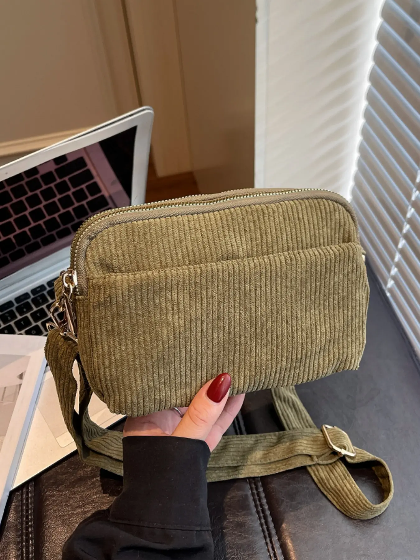 Simple and casual everyday crossbody bag, unisex mini bag for commuting and travel, multi-pocket design with independent compartments and adjustable shoulder strap