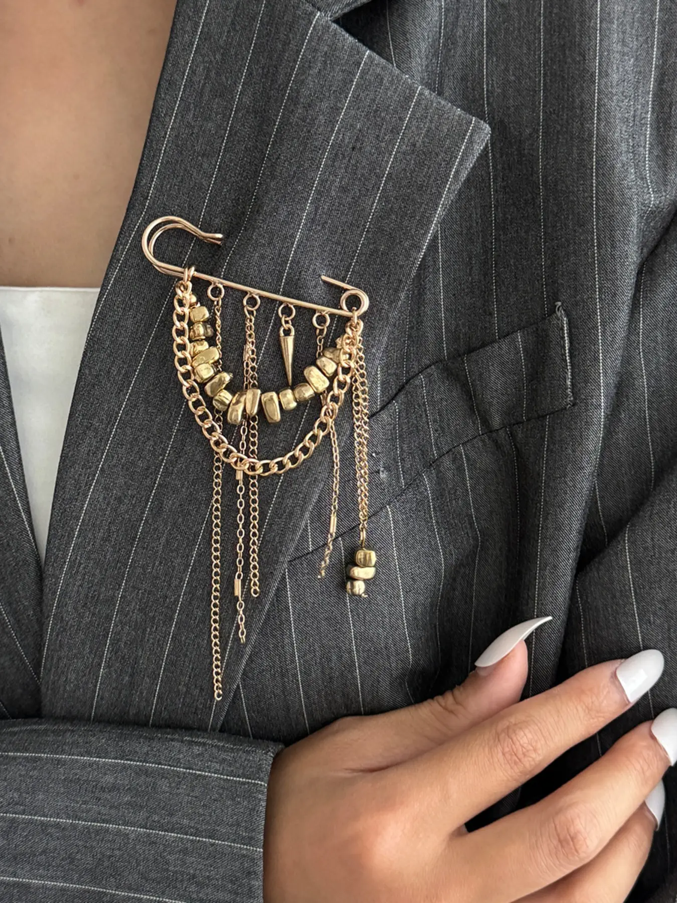 Chain Fringe Brooch Pin, Vintage Avant-Garde Jewelry with Multi-Layer Chains and Beads, Women's Fashion Accessory for Daily Wear