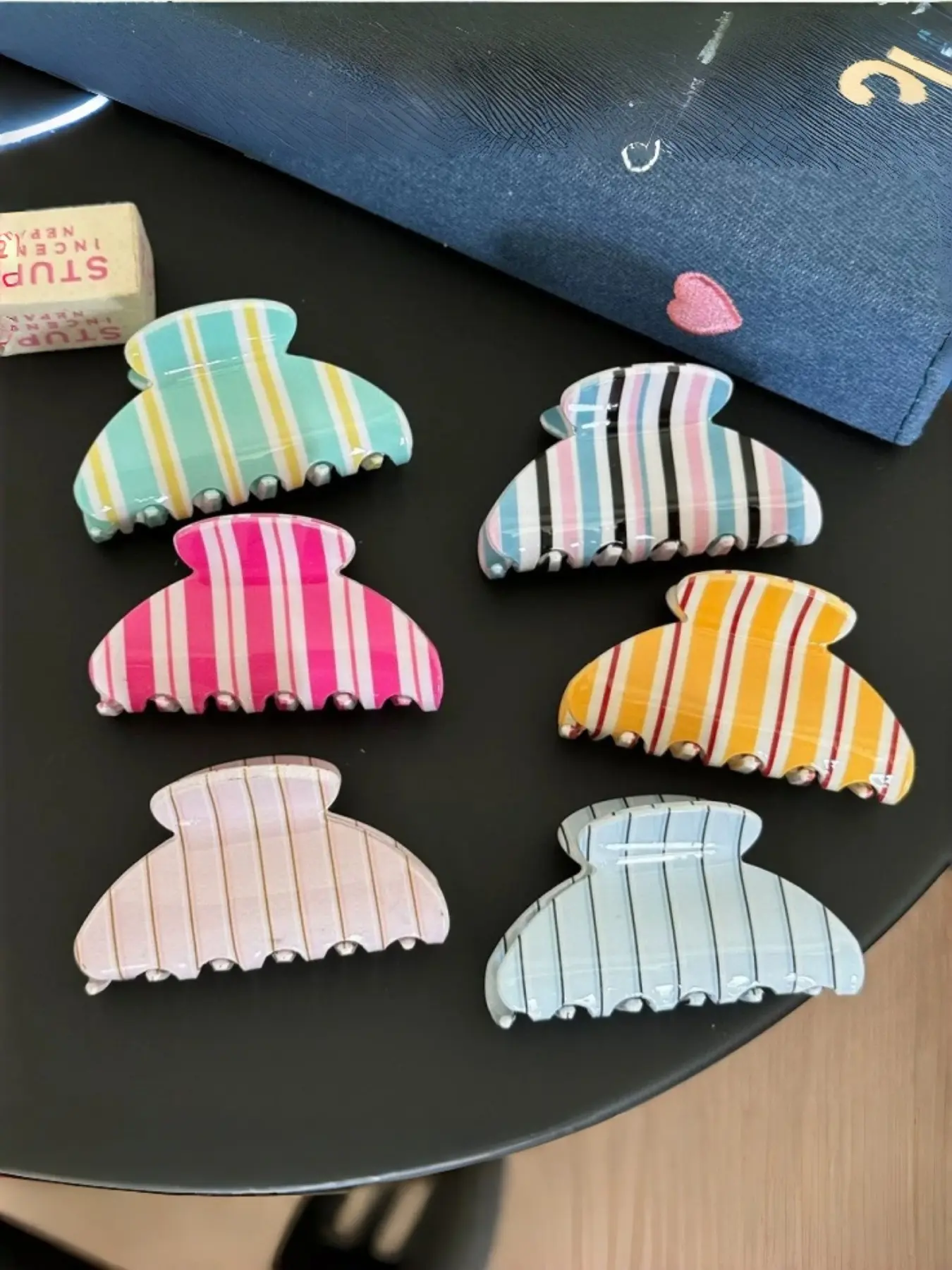 6-Piece Dopamine Colorful Striped Hair Claw Set, Retro Clash Shark Clips, Party Style, All Seasons, Perfect Gift for Friends