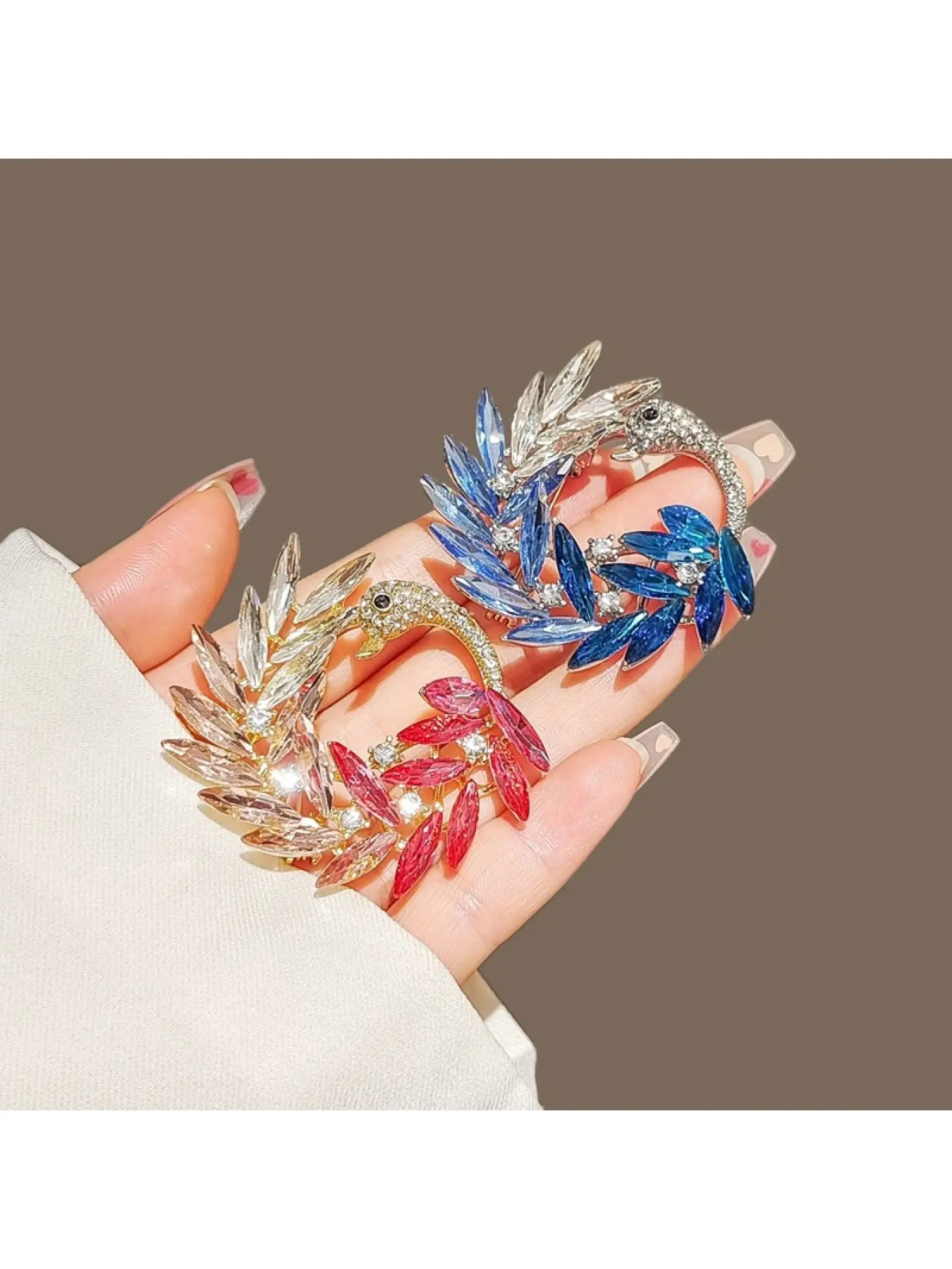 Vintage luxury swan brooch with gradient crystal design, elegant and versatile, perfect for blazers, coats, cardigans, scarves, and everyday styling.