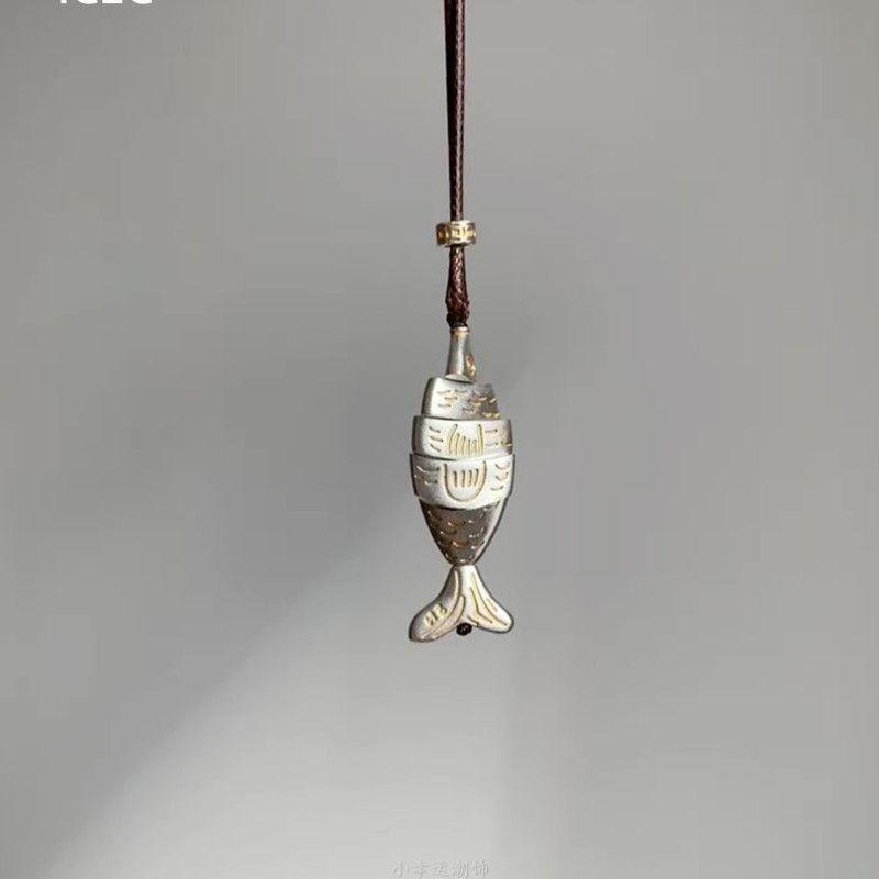 A vintage vinage cold style small fish pendant necklace with a niche design and exquisite long autumn and winter sweater chain