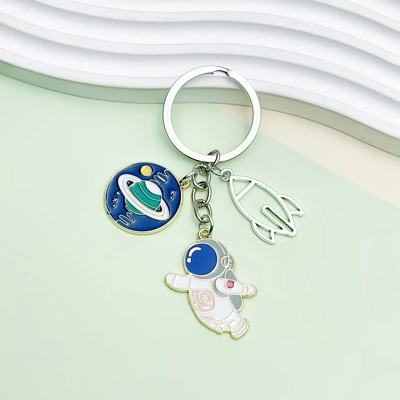 Astronaut and Rocket Keychain Set, Zinc Alloy Space Theme Keychain, Planet and Astronaut Pendant, Ideal for Astronomy Lovers, Bag Charm