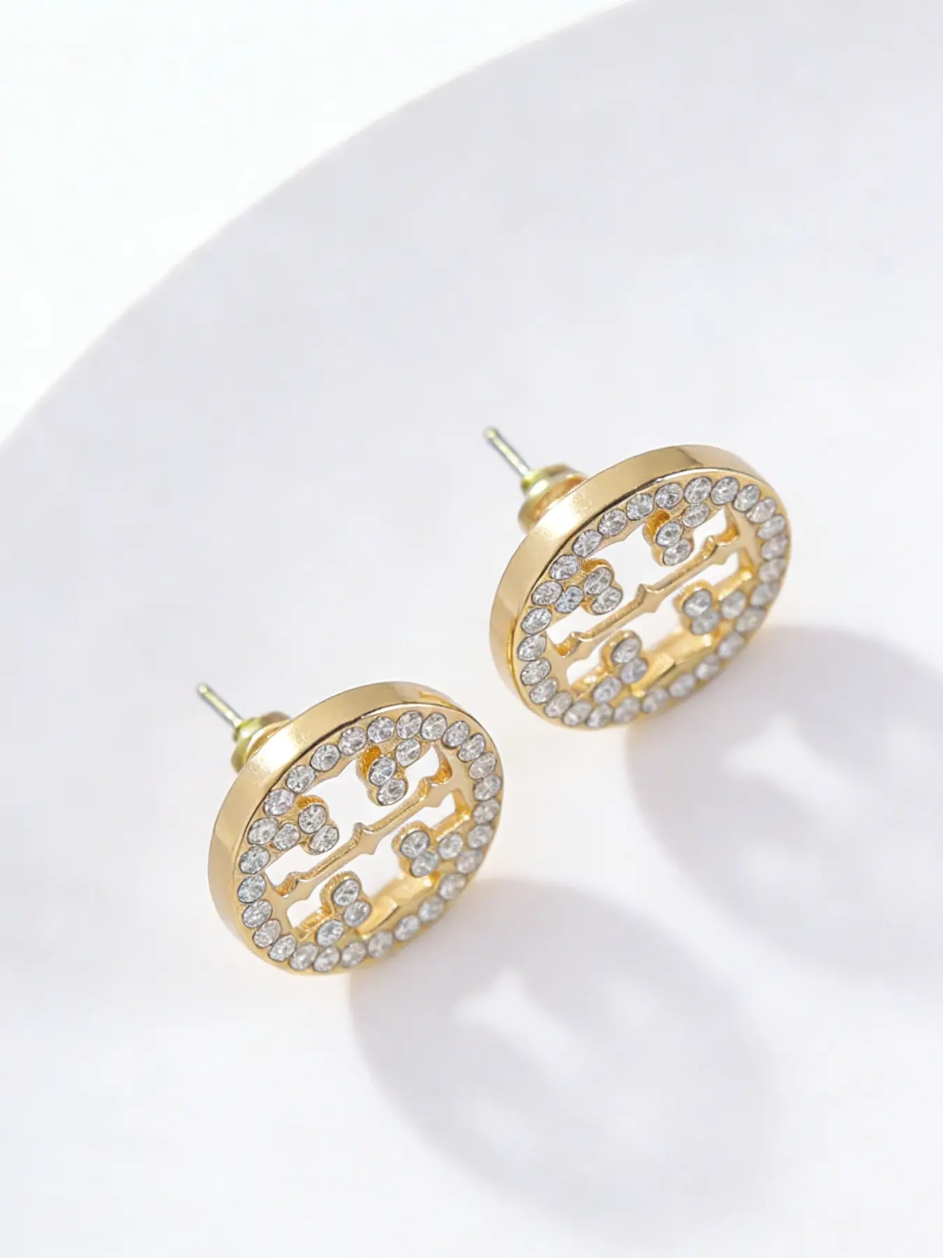 A stylish hollow-out round flower stud earring adorned with diamonds, suitable for daily wear, vacation dates, and other occasions, and also a delightful and exquisite small gift.