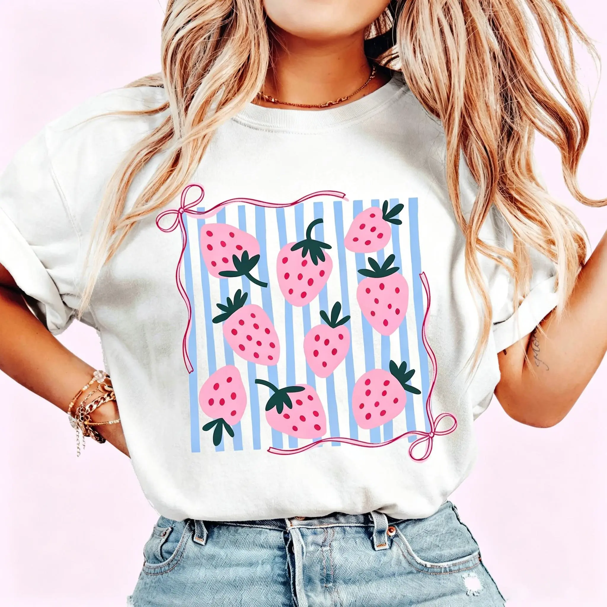 Women's Short-Sleeve Oversized Bow Motif T-Shirt - Strawberry & Blue Stripes, Pink White, Plus Size, Preppy Casual Cutecore Clothes, Comfy Cottagecore Soft Girl Pastel Aesthetic Ribbon Graphic Top, Shortsleeve, Bow Motif Women's T-Shirts, Ribbon Bow, Roun