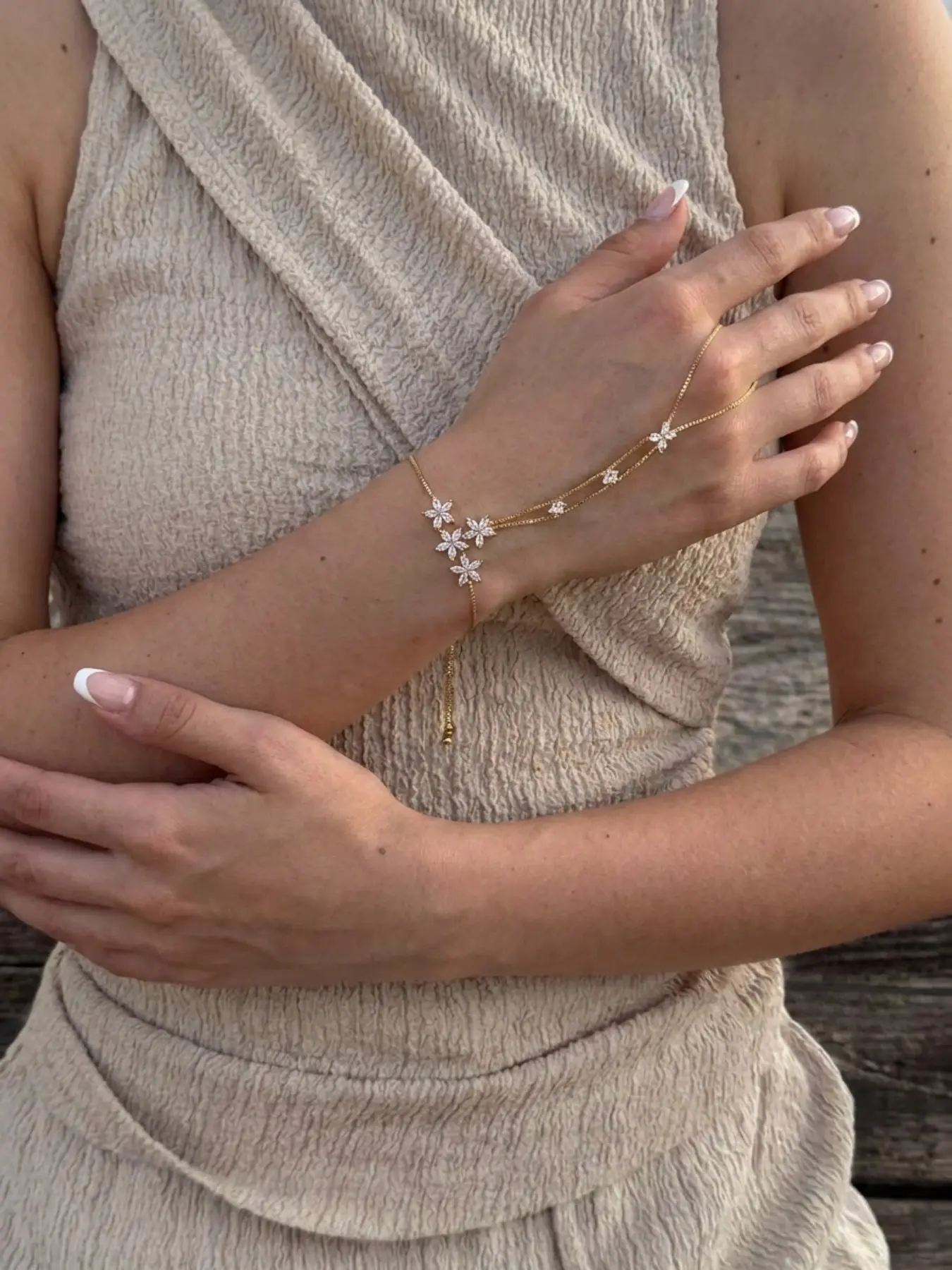1‑Pack Exquisite 3‑Crystal Flower Hand Chain, Dainty Gentle‑Style Finger‑Connect Back‑of‑Hand Bracelet, Gold‑Plated Zircon Adjustable Wrist Chain, for Daily Outfits, Date Looks, Bridesmaid Accessories, Wedding‑Photo Shots, Parties & Vacation Shoots