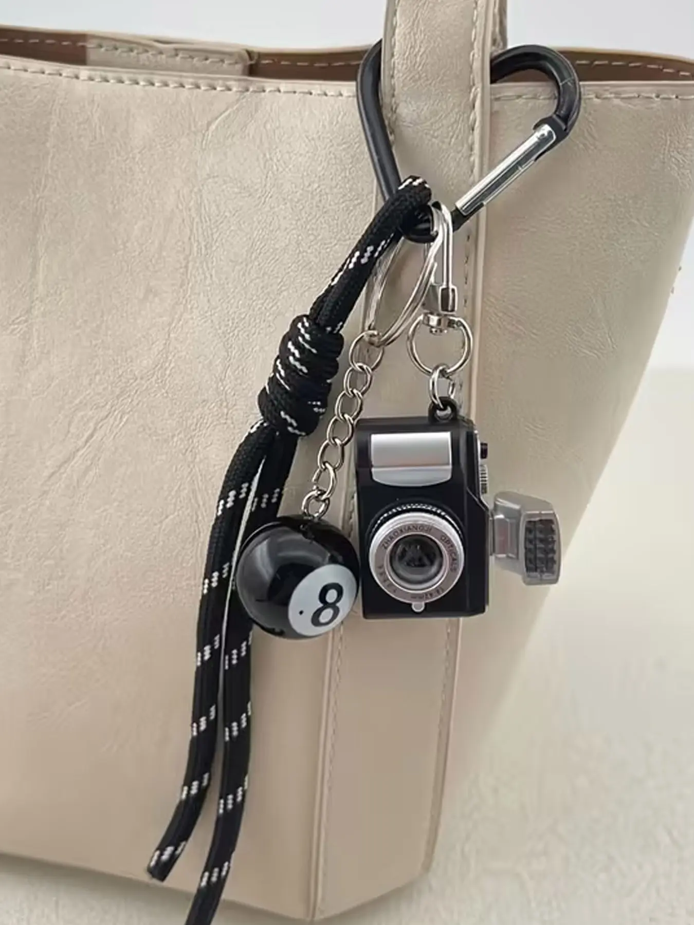 Y2K Style Keychain/Bag Hanger, Bag Key Accessory, Love Shaped Black Mountaineering Buckle With Mini Simulation Camera Pendant And Black 8 Billiards Pendant, Suitable For Canvas, Tote & Sports Bags, Bag Decoration Pendant, Keychain