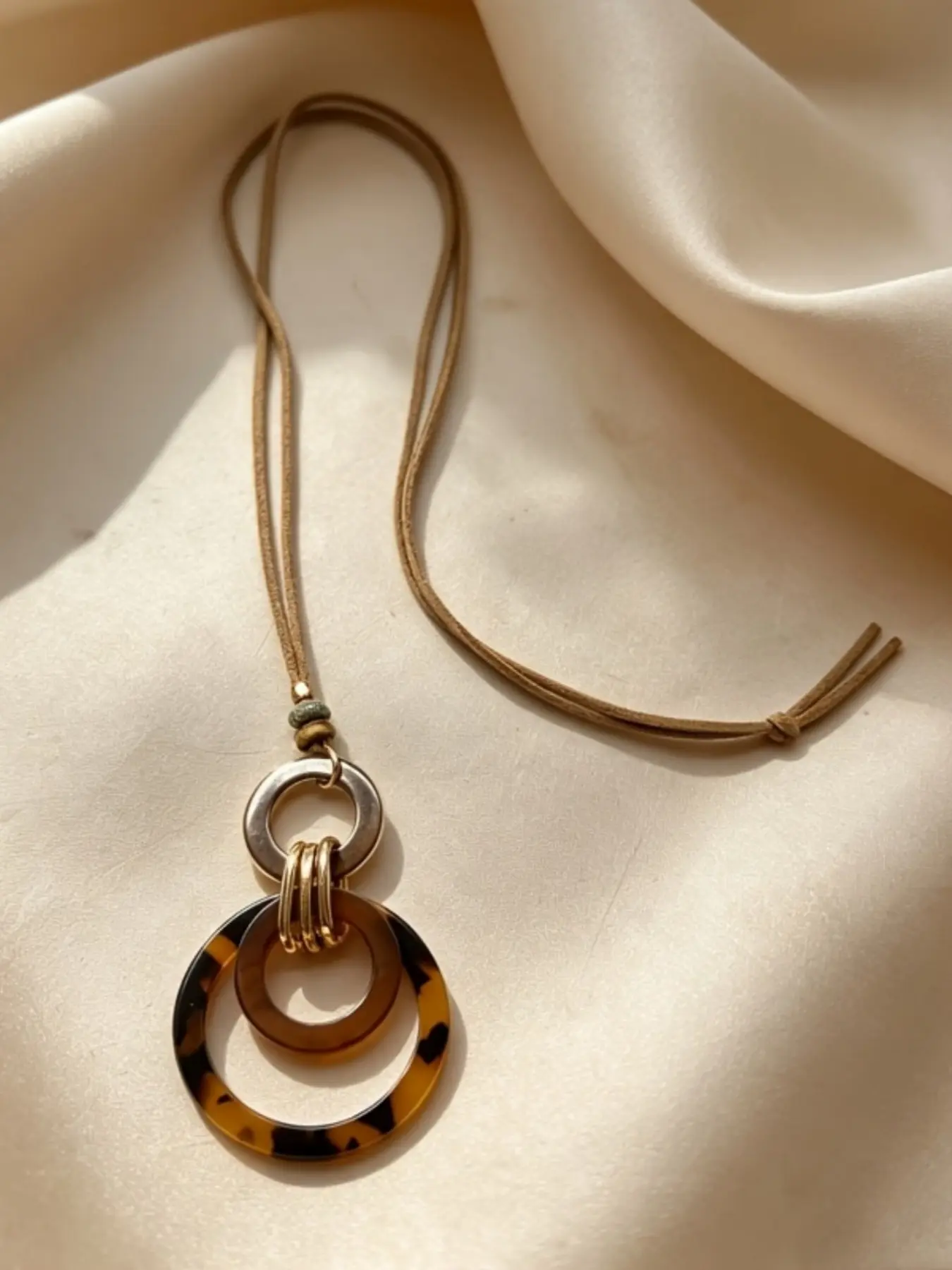 Women's Fashion Leopard Print Resin Pendant Necklace, Long Leather Rope Chain, Casual All-Season Jewelry, Perfect for Parties and Gifts